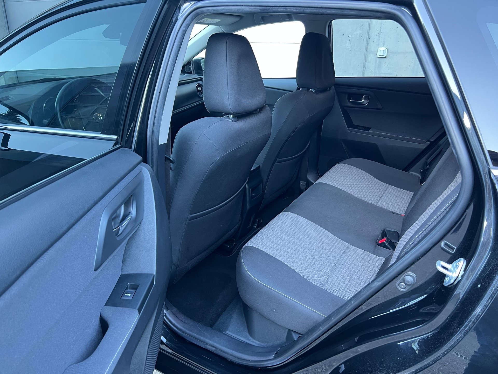 TOYOTA Auris 1.8 HSD Trend e-CVT-image-23