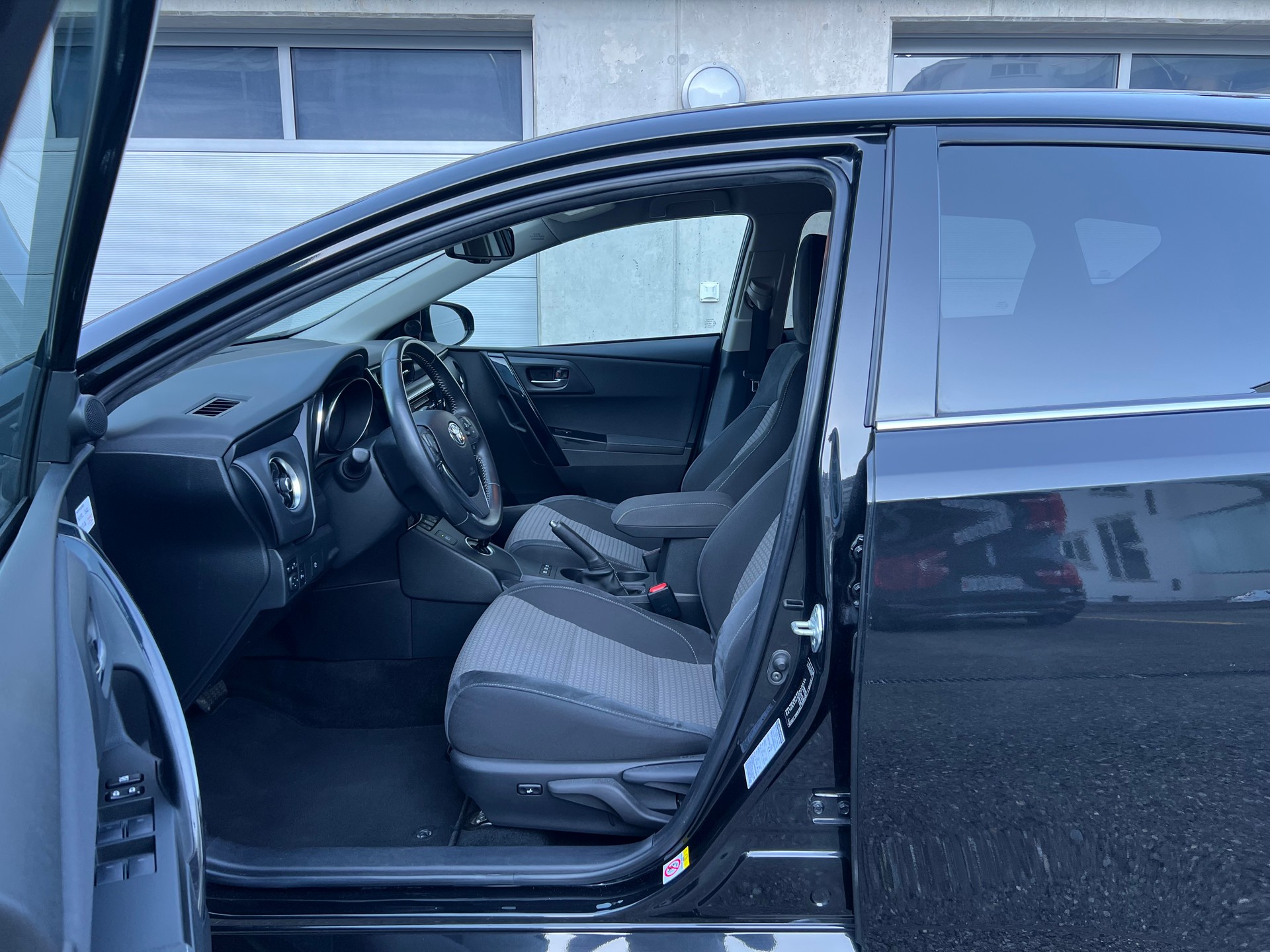 TOYOTA Auris 1.8 HSD Trend e-CVT-image-9