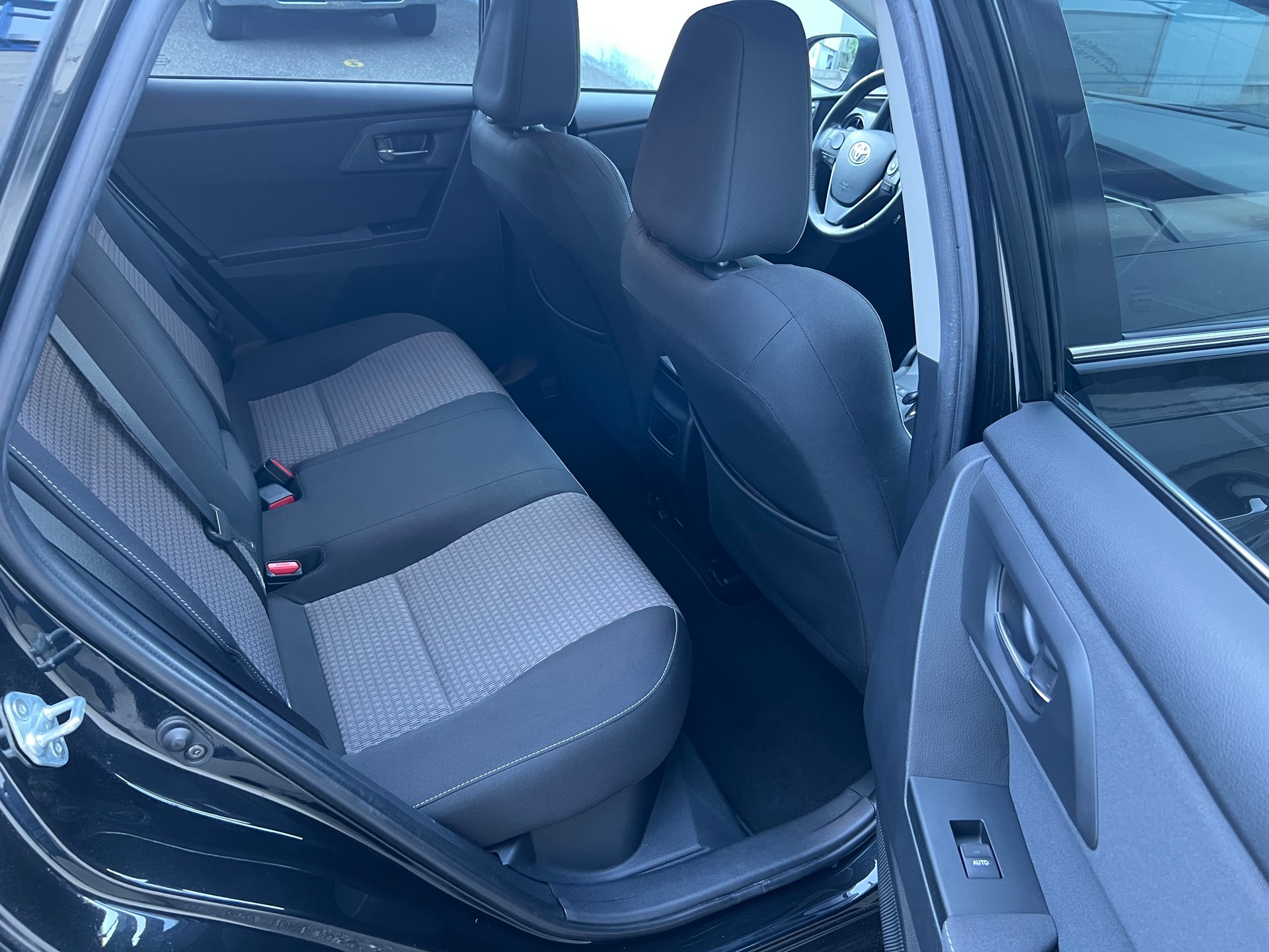 TOYOTA Auris 1.8 HSD Trend e-CVT-image-24