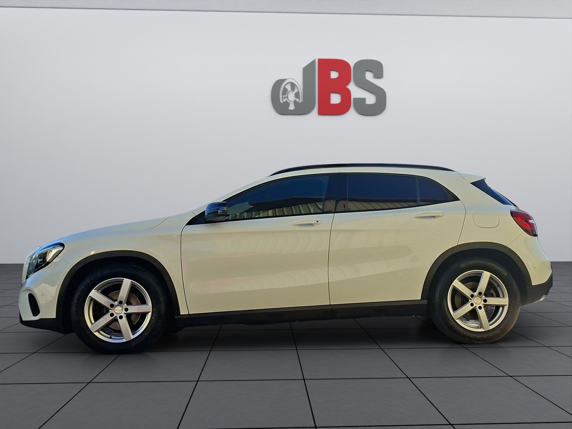 MERCEDES-BENZ GLA 200 Style 7G-DCT-showroom-element-1