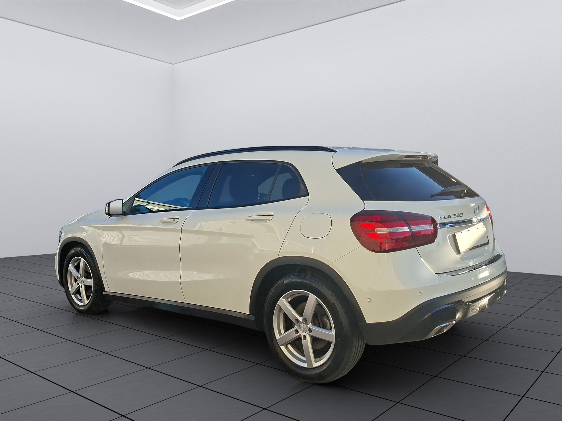 MERCEDES-BENZ GLA 200 Style 7G-DCT-showroom-element-3