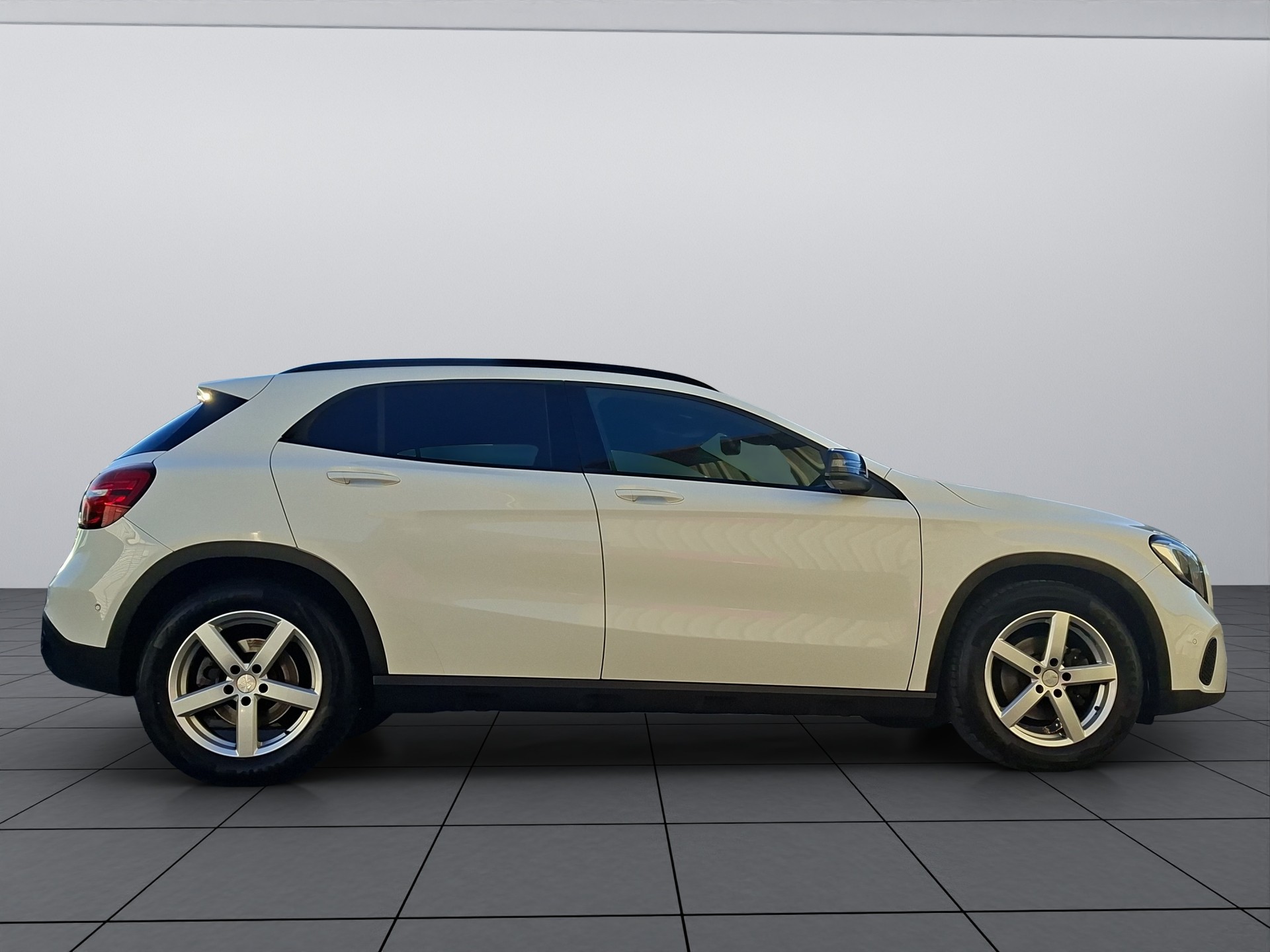 MERCEDES-BENZ GLA 200 Style 7G-DCT-image-6