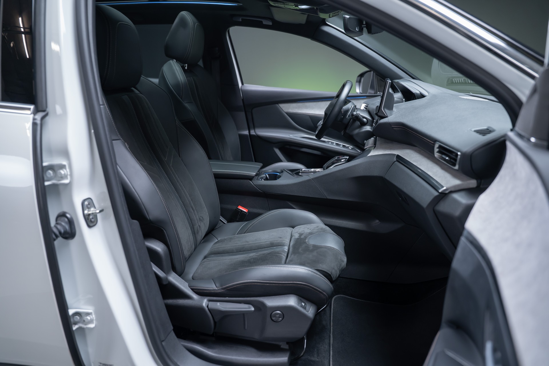 PEUGEOT 3008 1.6 PureTech GT Pack / CH-Fahrzeug / Panorama-Schiebedach / 360°Kamera-image-22