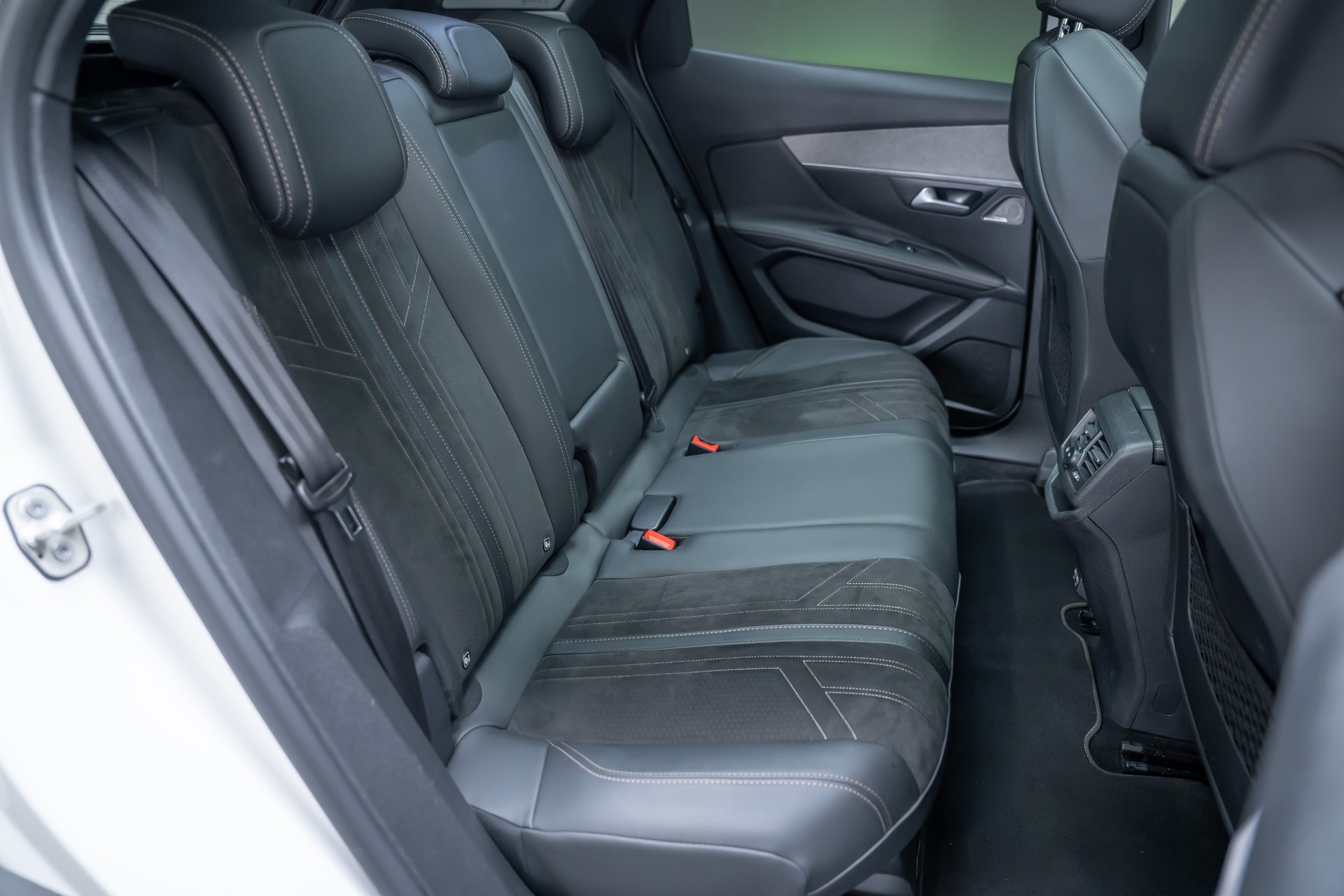 PEUGEOT 3008 1.6 PureTech GT Pack / CH-Fahrzeug / Panorama-Schiebedach / 360°Kamera-image-21