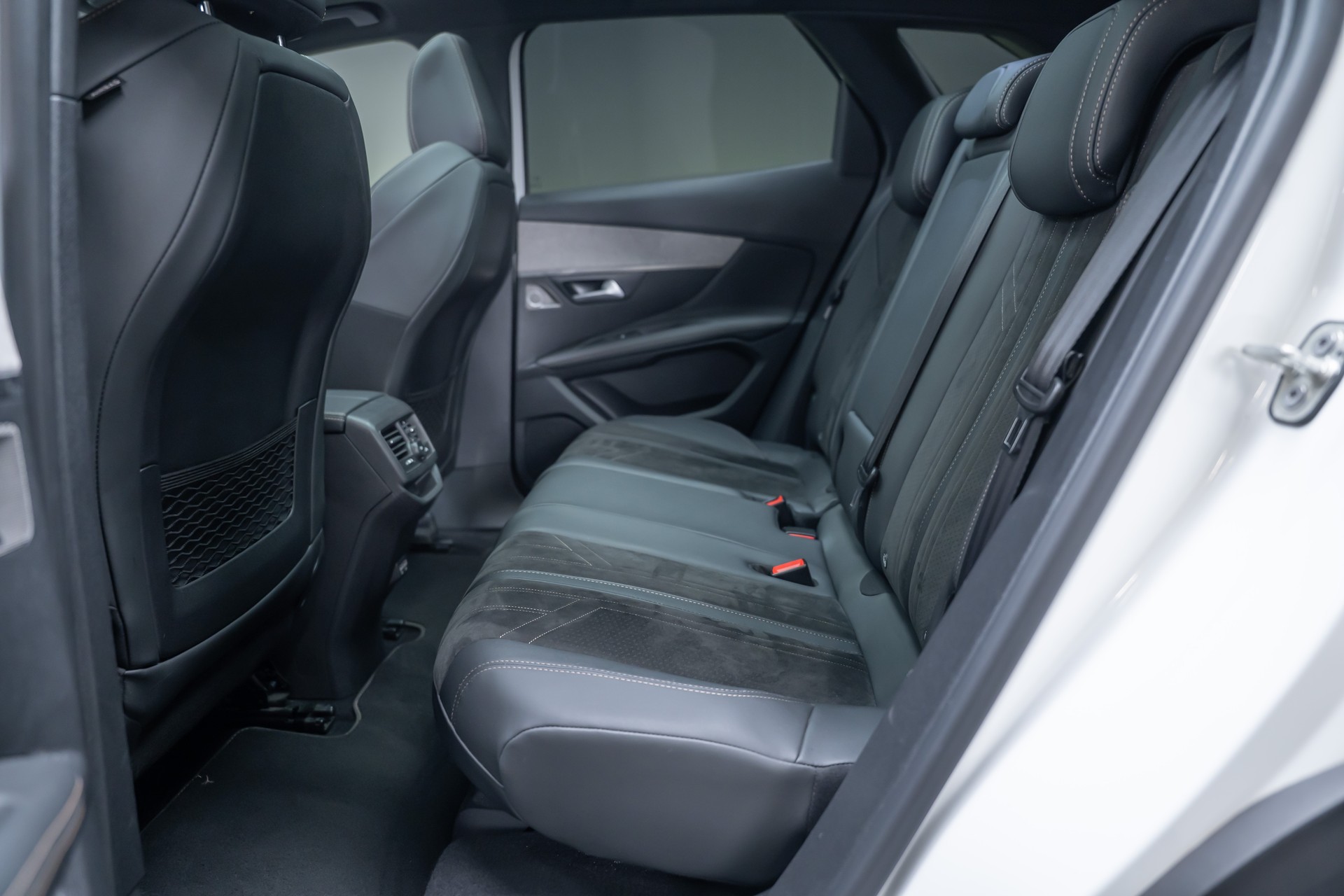 PEUGEOT 3008 1.6 PureTech GT Pack / CH-Fahrzeug / Panorama-Schiebedach / 360°Kamera-image-18