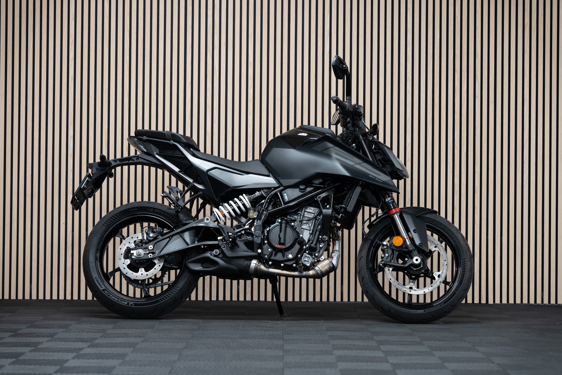 KTM 125 Duke mit Fahrwerkstieferlegung - Sitzhöhe nur 775mm!-image-0