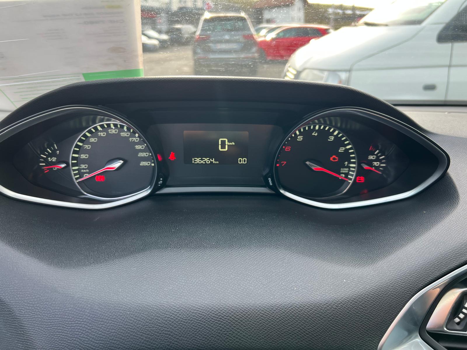 PEUGEOT 308 1.2 THP Allure-image-7