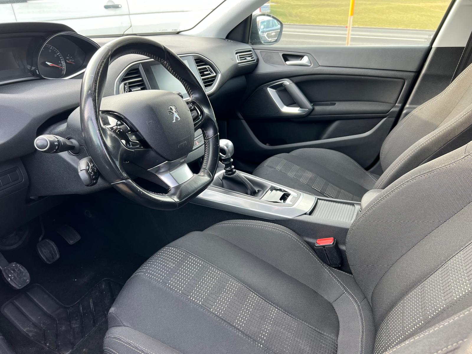 PEUGEOT 308 1.2 THP Allure-image-4
