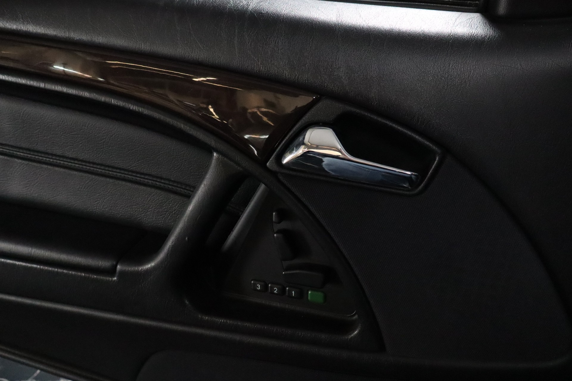 MERCEDES-BENZ SL 320-image-5