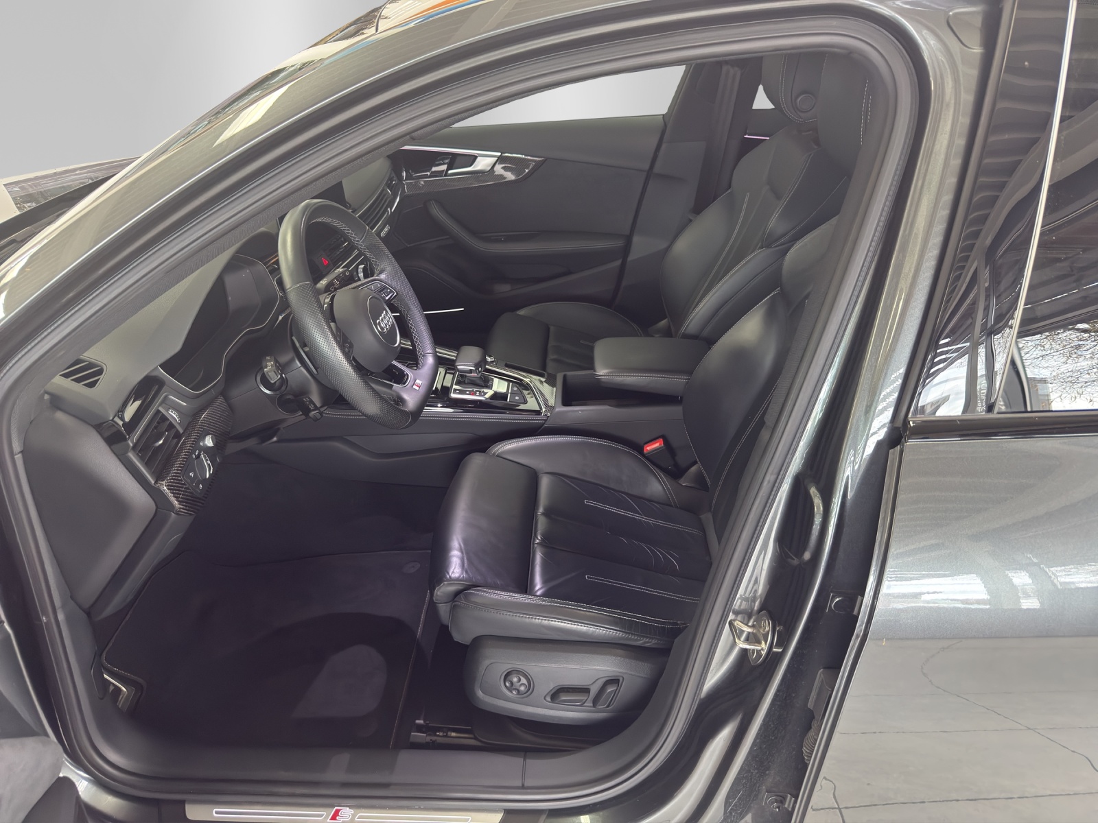 AUDI A4 Avant 40 TDI S line Attraction quattro S-tronic, 8-fach bereift-image-8
