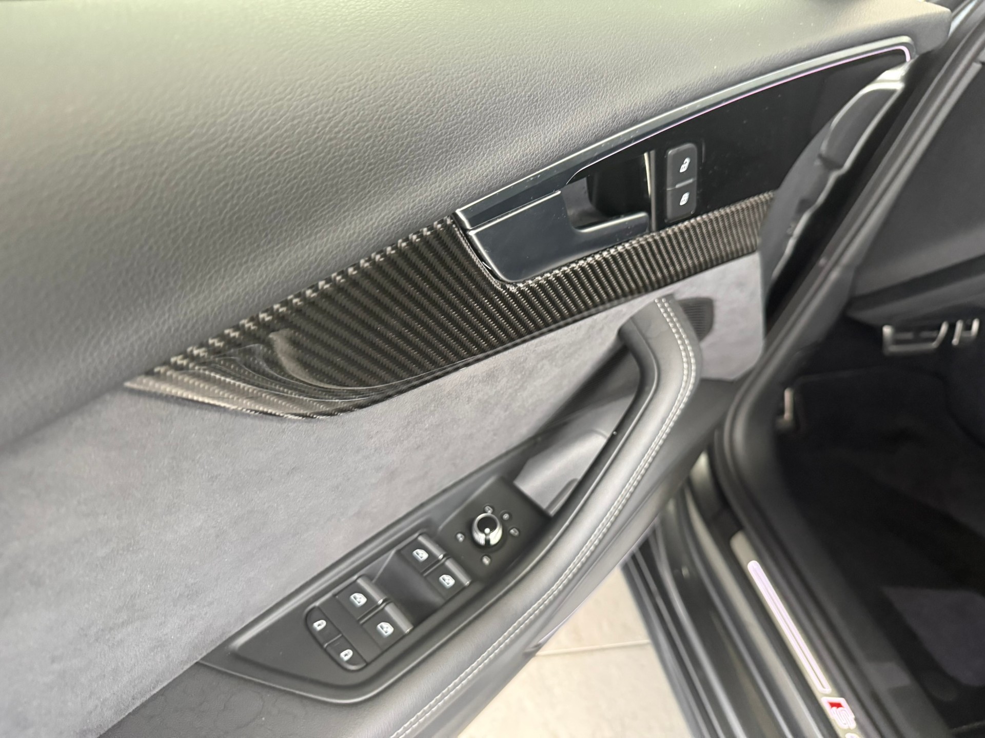 AUDI A4 Avant 40 TDI S line Attraction quattro S-tronic, 8-fach bereift-image-13