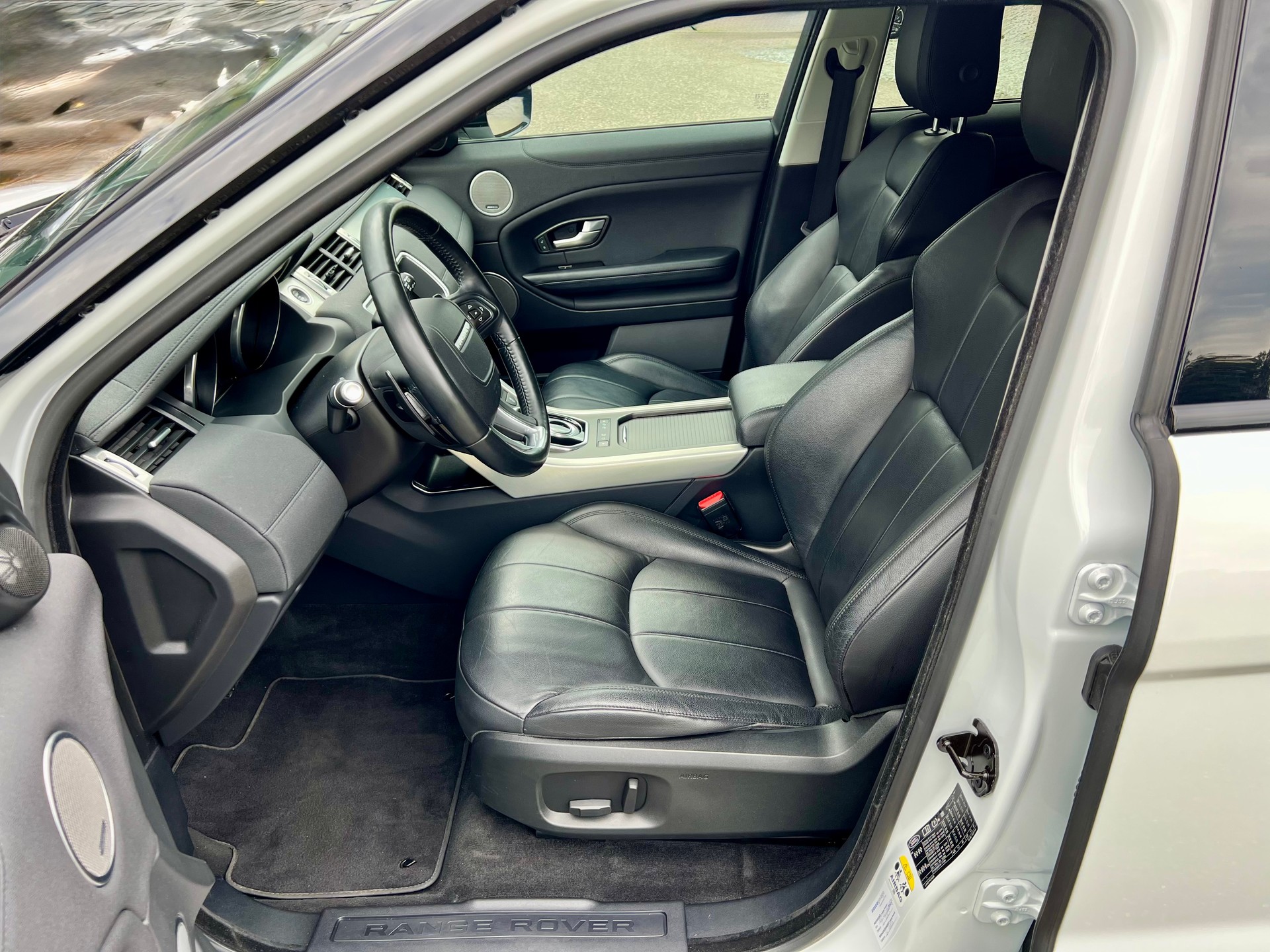 LAND ROVER Range Rover Evoque 2.0 TD4 SE Dynamic-image-9