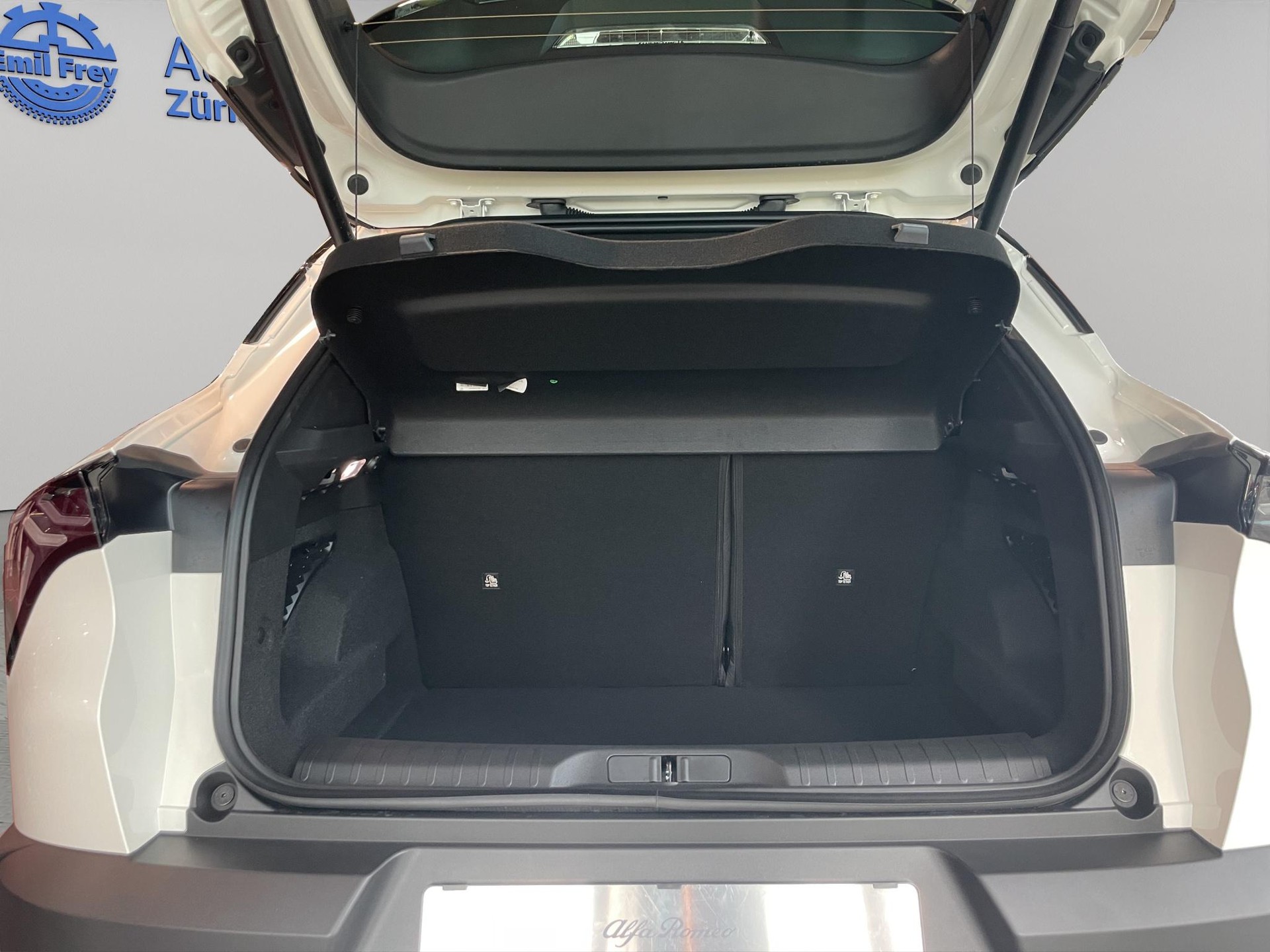 ALFA ROMEO Junior Elettrica-showroom-element-3