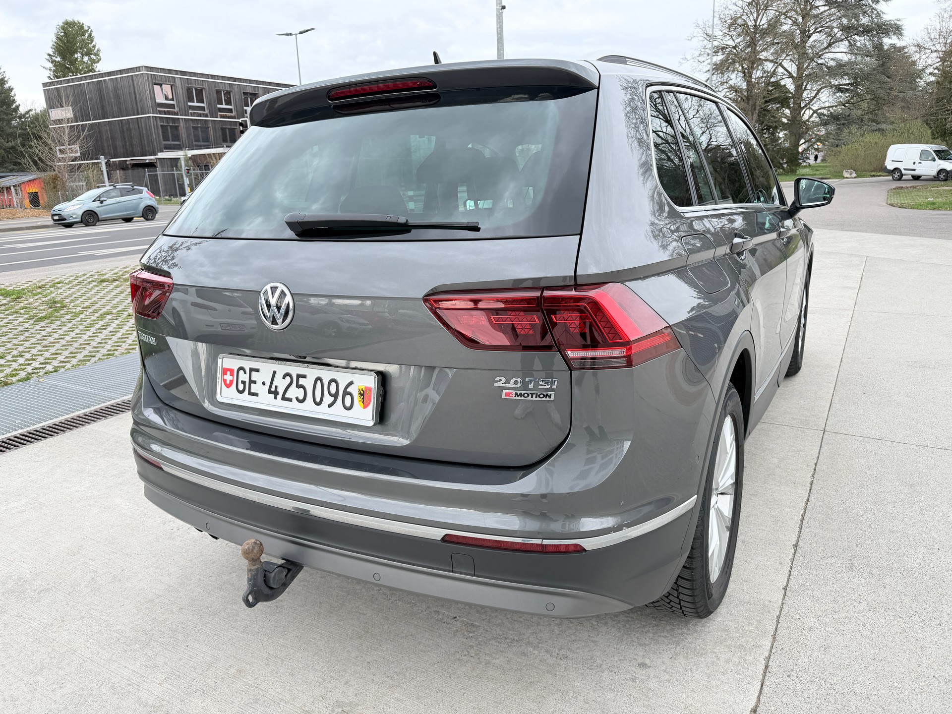 VW Tiguan 2.0TSI Comfortline 4Motion DSG-image-5