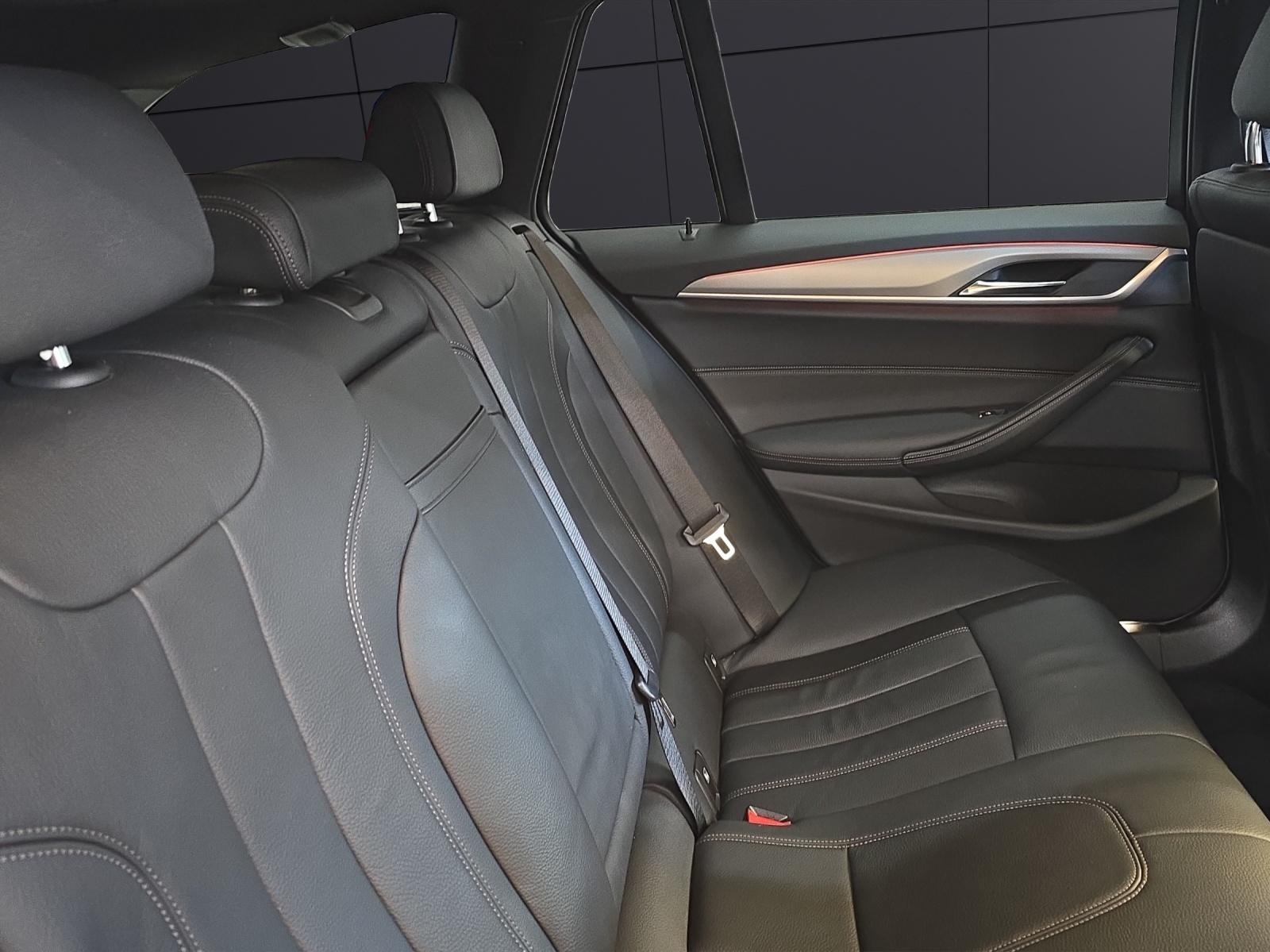 BMW 520d xDrive Touring-image-11