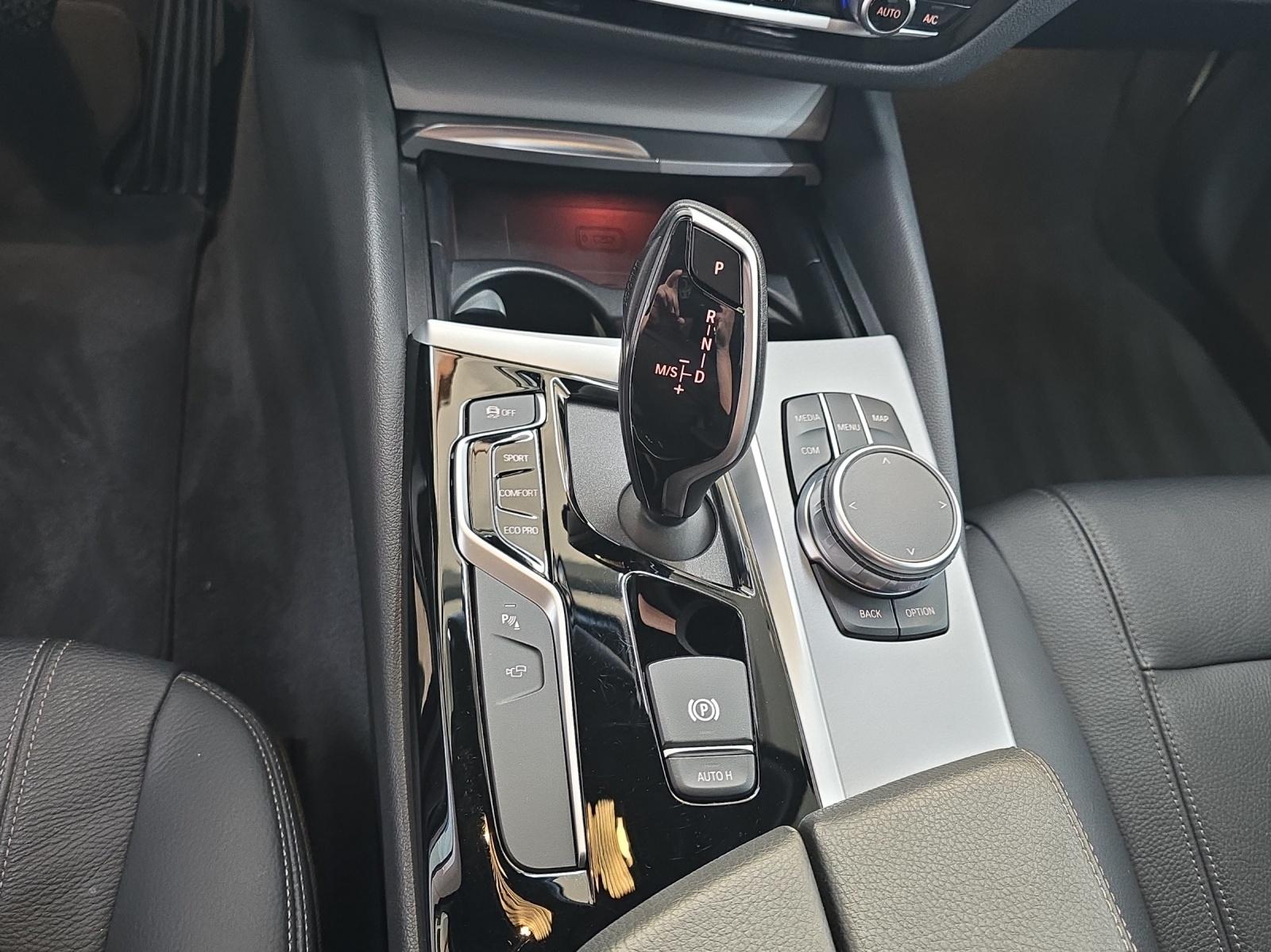 BMW 520d xDrive Touring-image-16