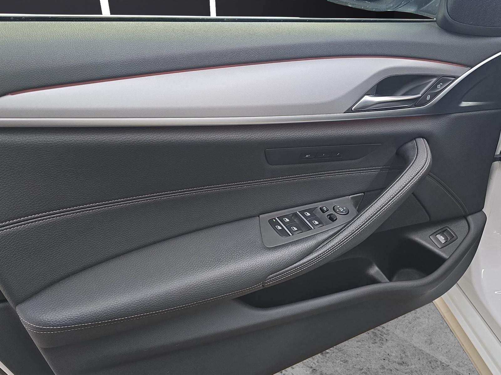 BMW 520d xDrive Touring-image-12