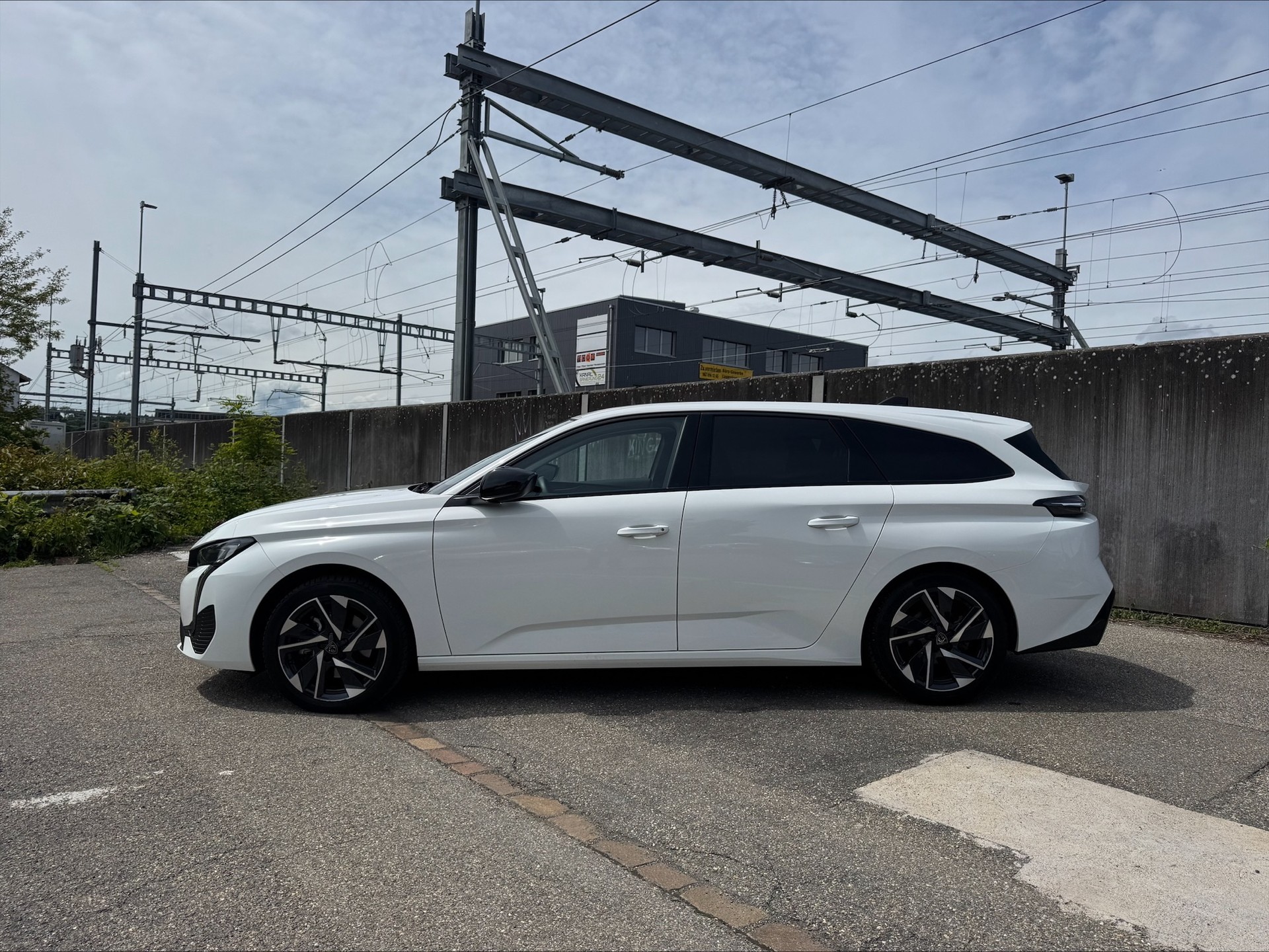 PEUGEOT 308 SW 1.5 BlueHDI Allure EAT8-showroom-element-1