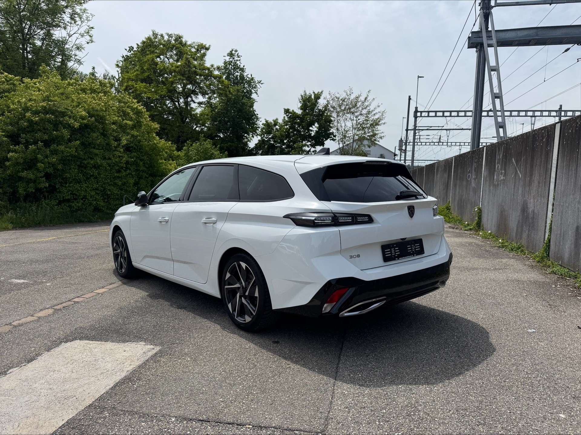 PEUGEOT 308 SW 1.5 BlueHDI Allure EAT8-showroom-element-2