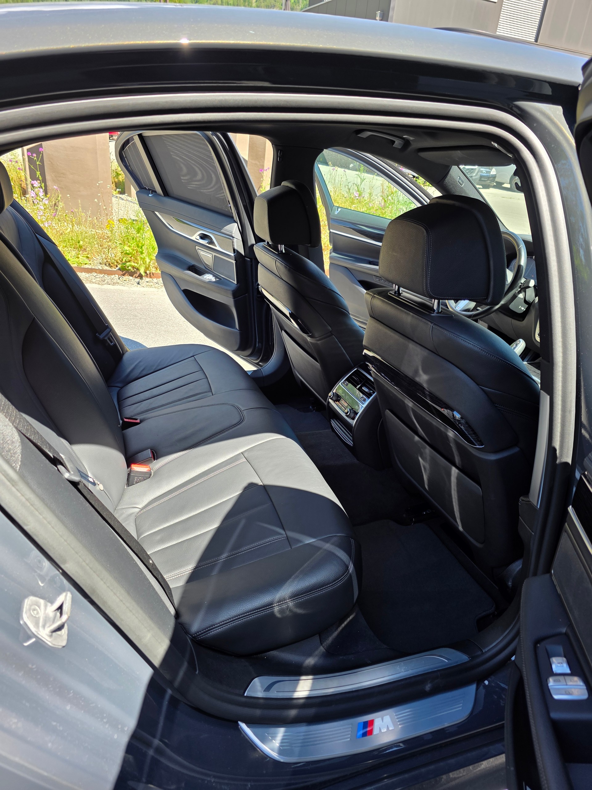 BMW 730d xDrive 48V M Sport Steptronic-image-12