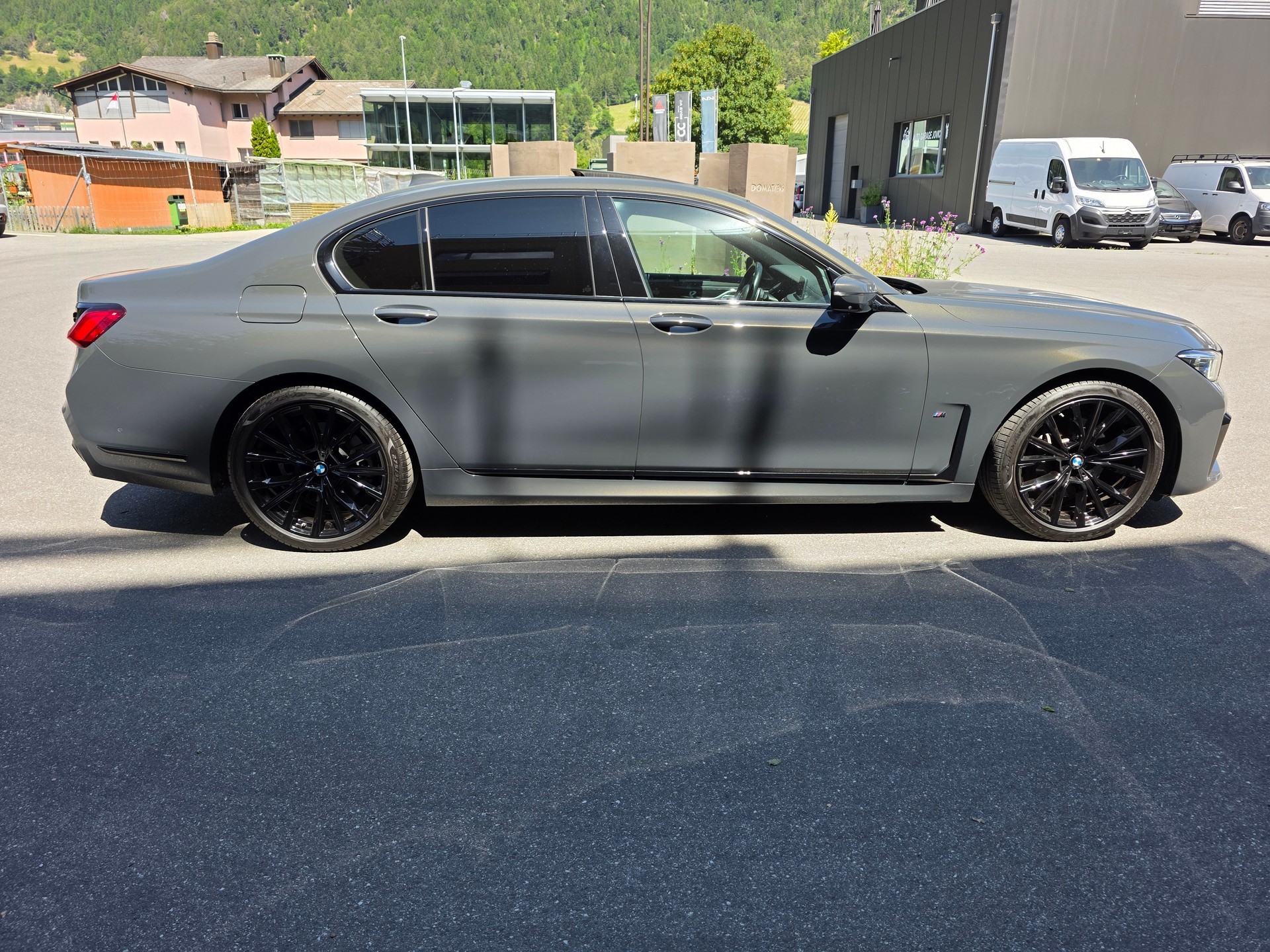 BMW 730d xDrive 48V M Sport Steptronic-image-5