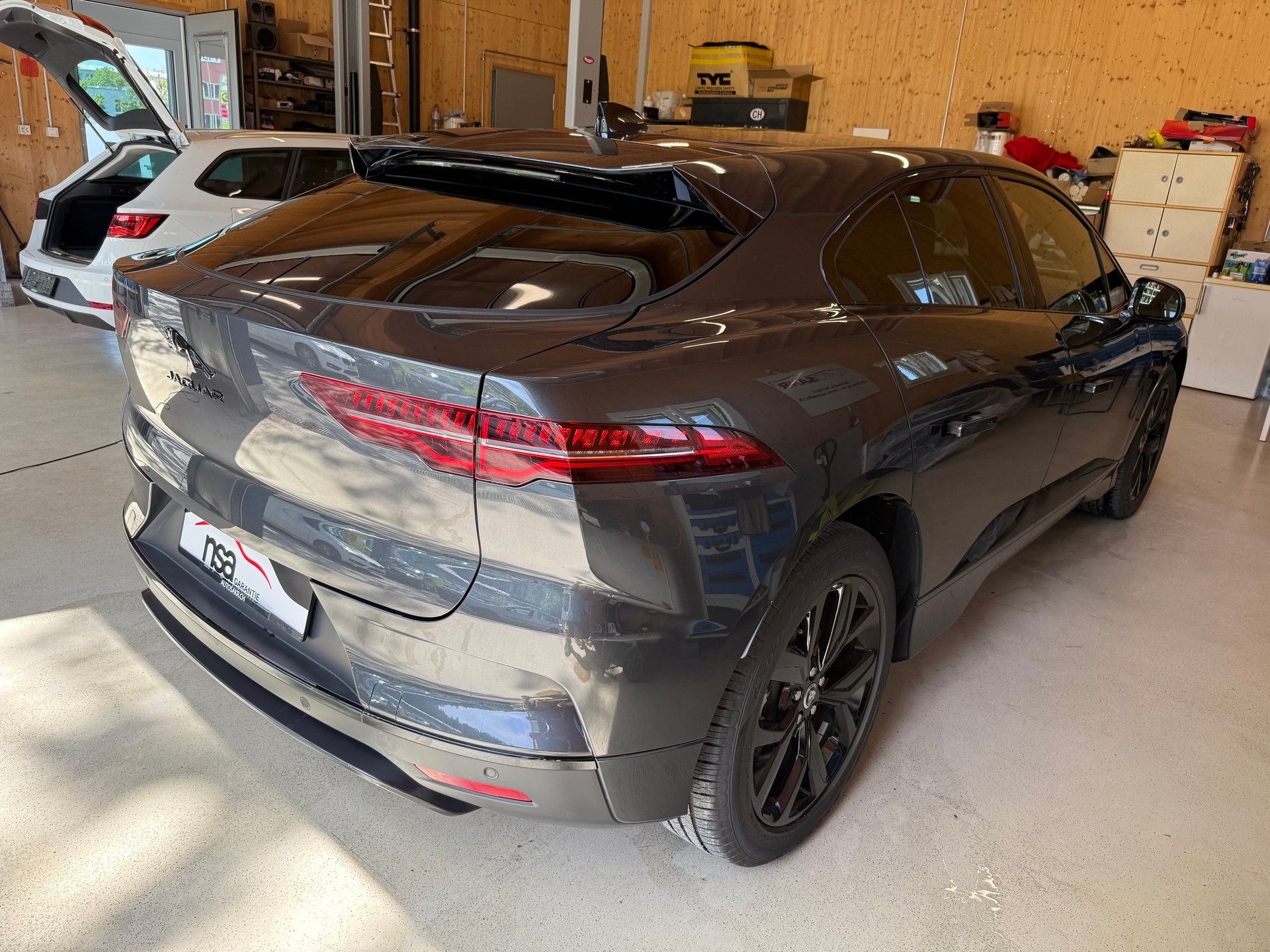 JAGUAR I-Pace EV400 SE AWD-showroom-element-3