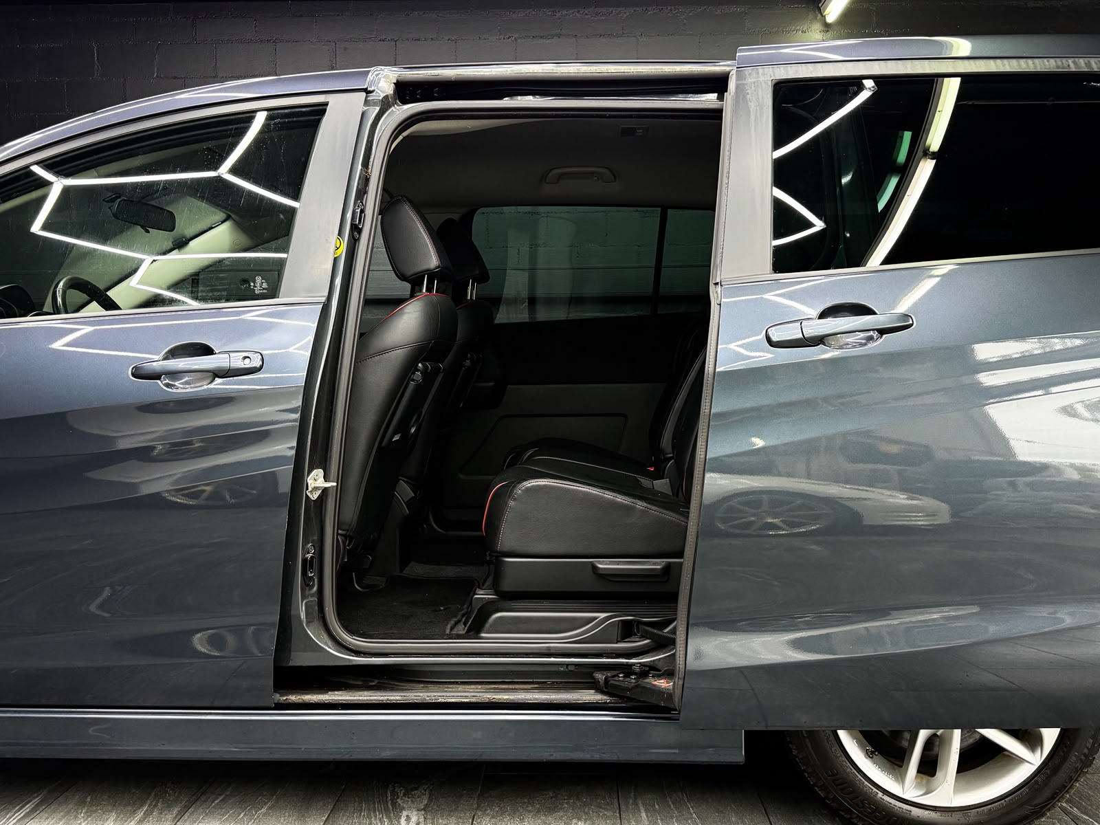 MAZDA 5 2.0 16V Sport Activematic *AHK* *7Plätzer*-image-9