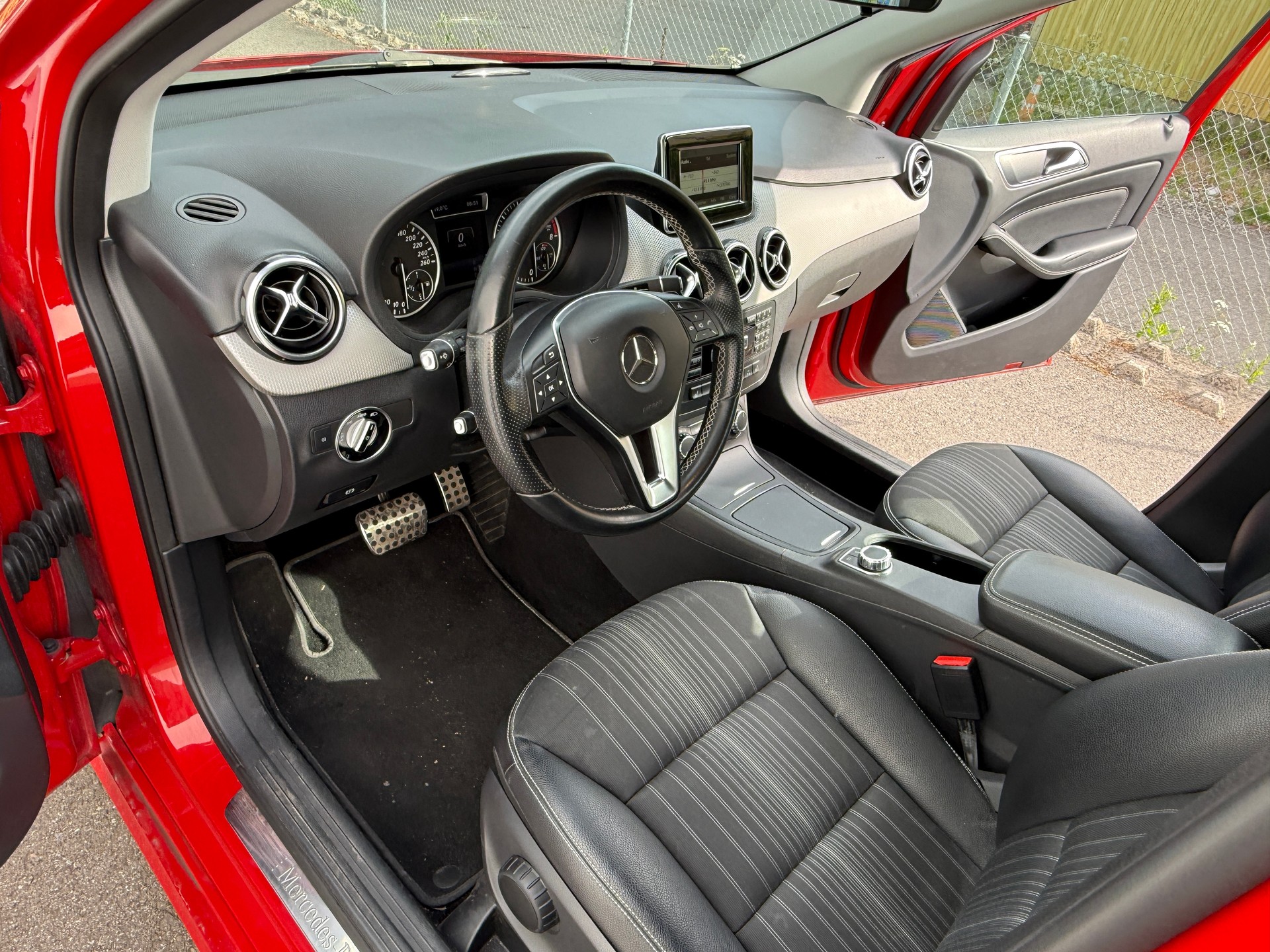 MERCEDES-BENZ B 180 7G-DCT Sport-Paket-image-12