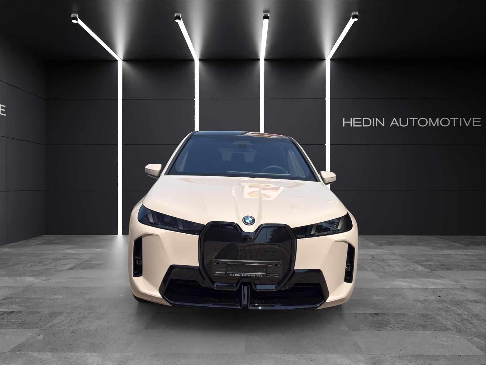 BMW iX xDrive60-image-6