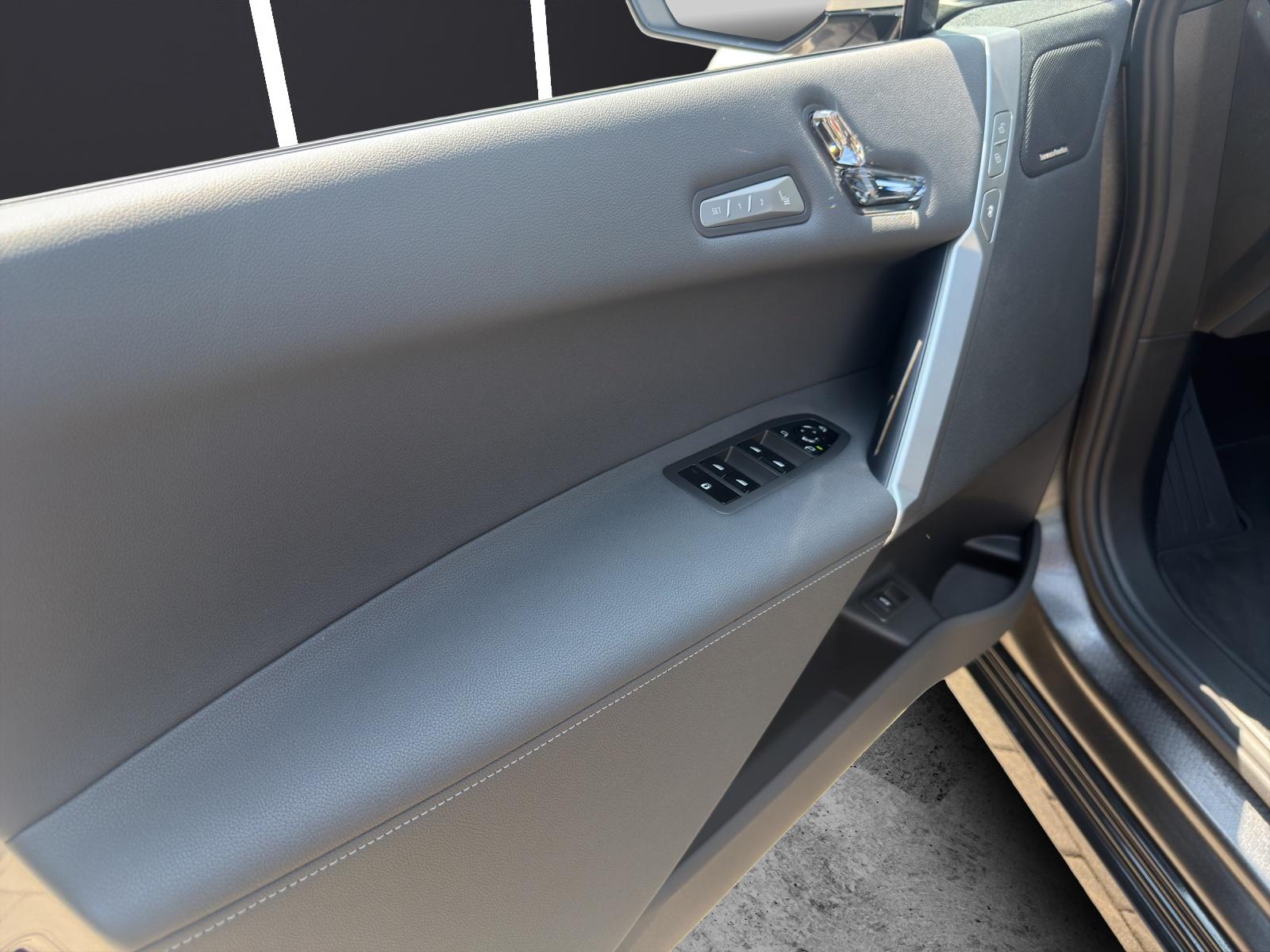 BMW iX xDrive60-image-7