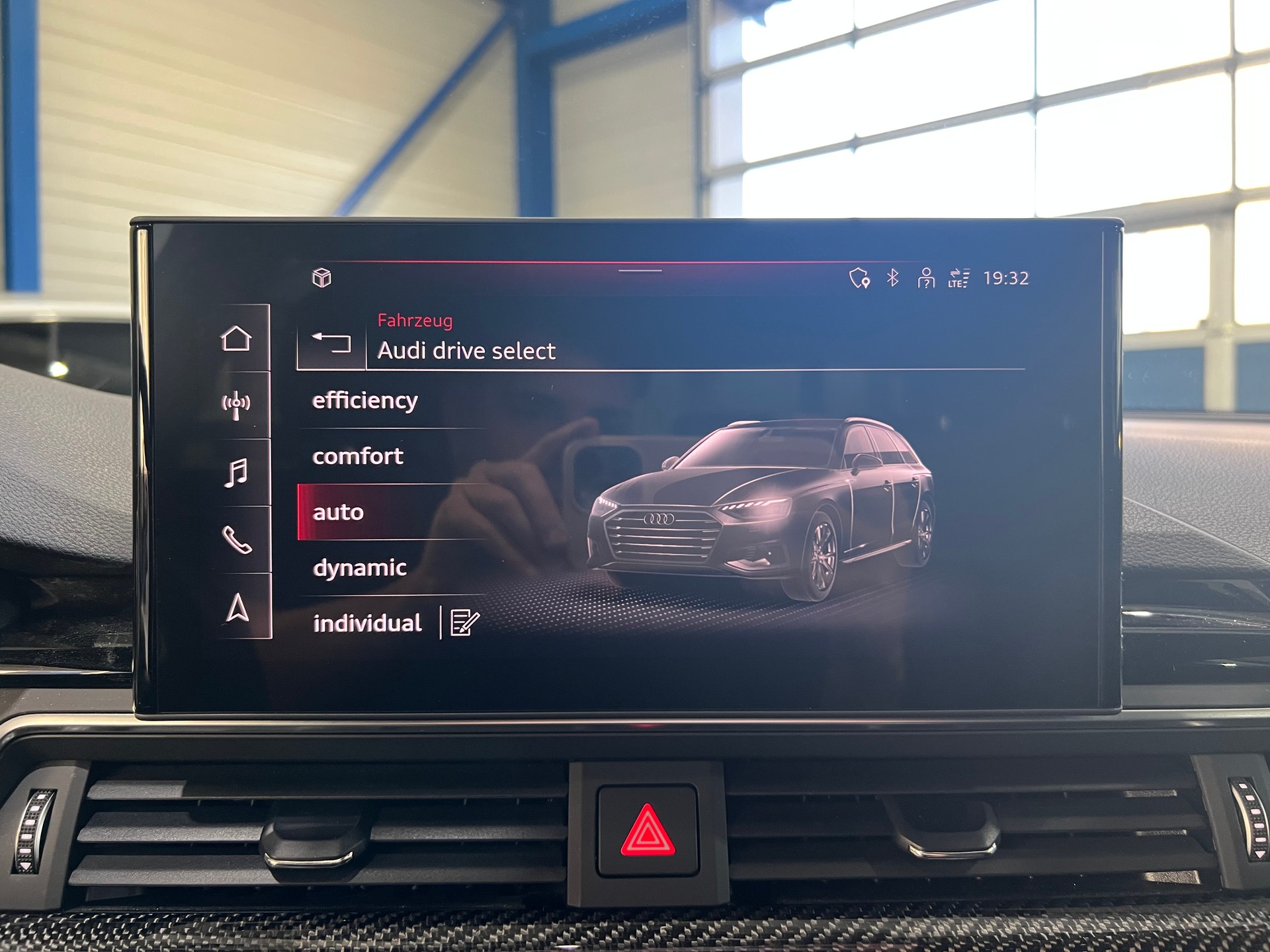 AUDI A4 Avant 40 TFSI S line qu**Matrix,StHz,Panodach,Head Up,AHK,Tempomat ACC**Voll**-image-12