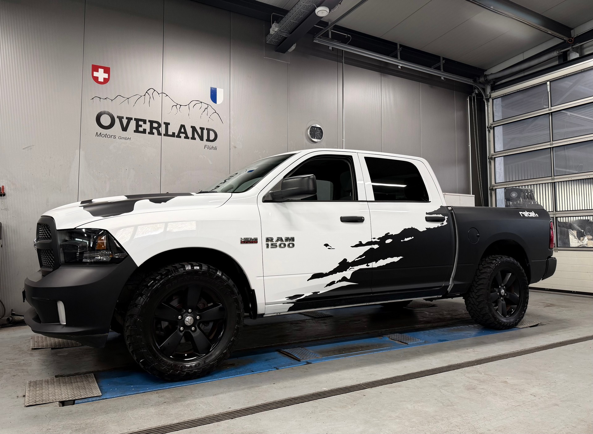 DODGE 1500 HEMI V8-showroom-element-1