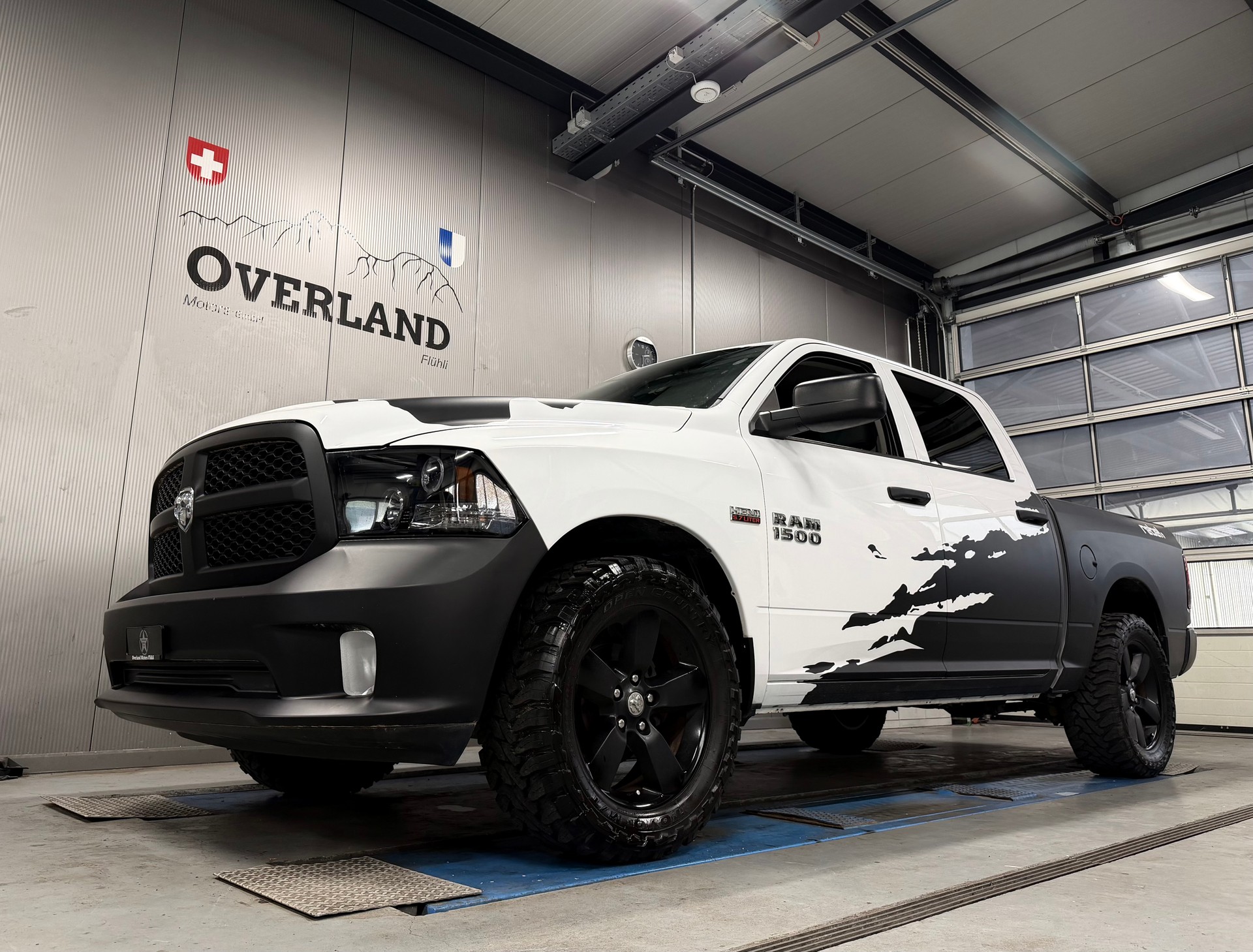 DODGE 1500 HEMI V8