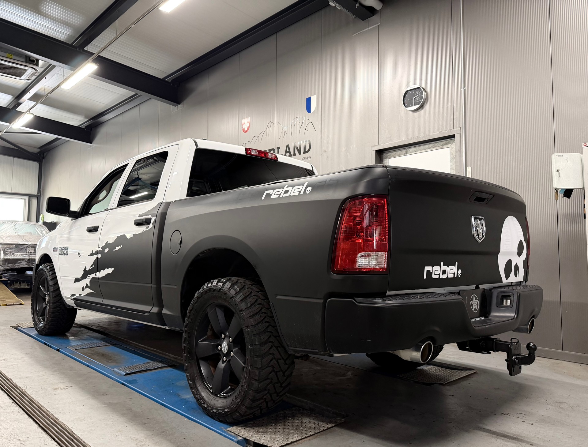 DODGE 1500 HEMI V8-showroom-element-2