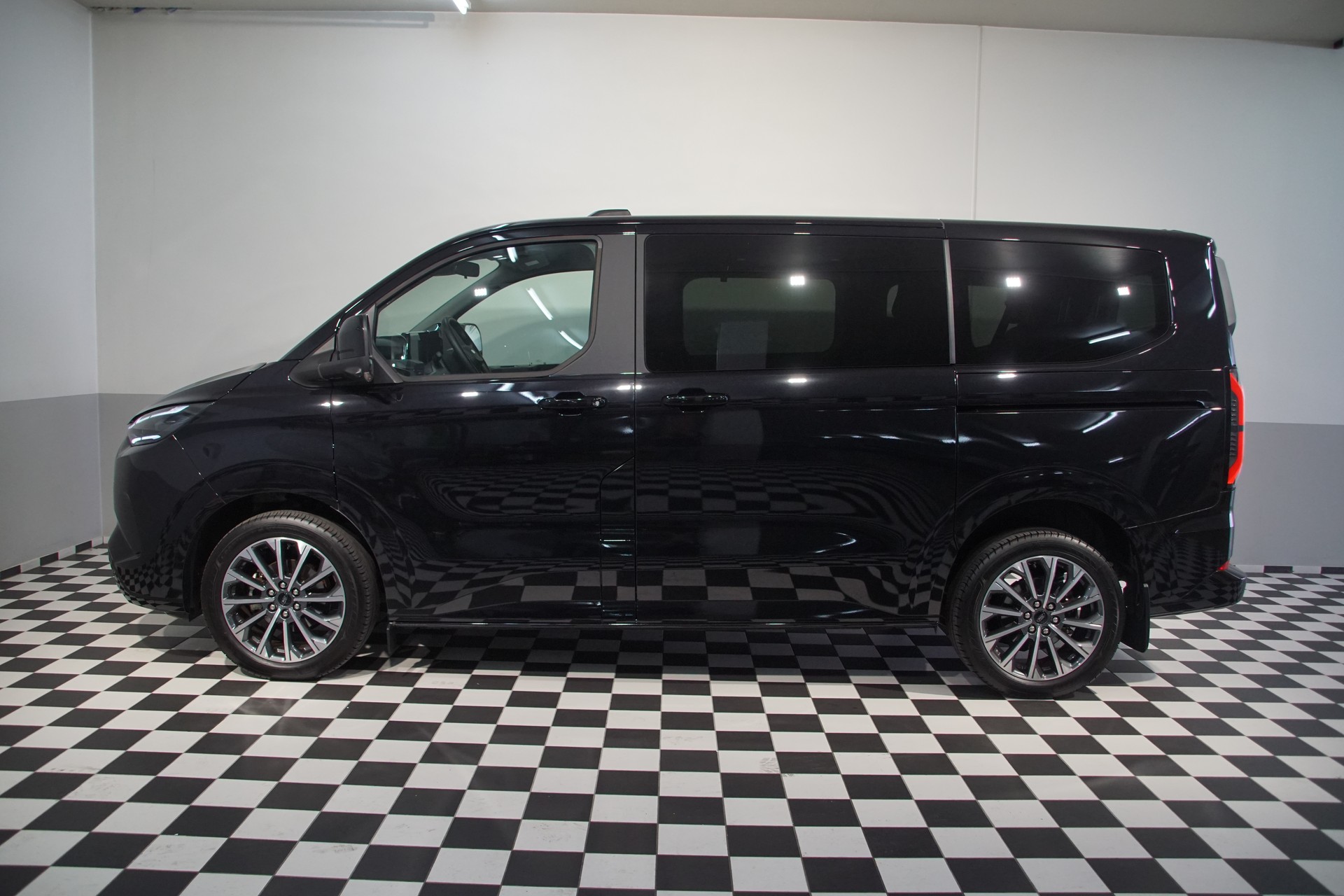 FORD Tourneo Bus 340 L1H1 PHEV TitaniumX-image-9
