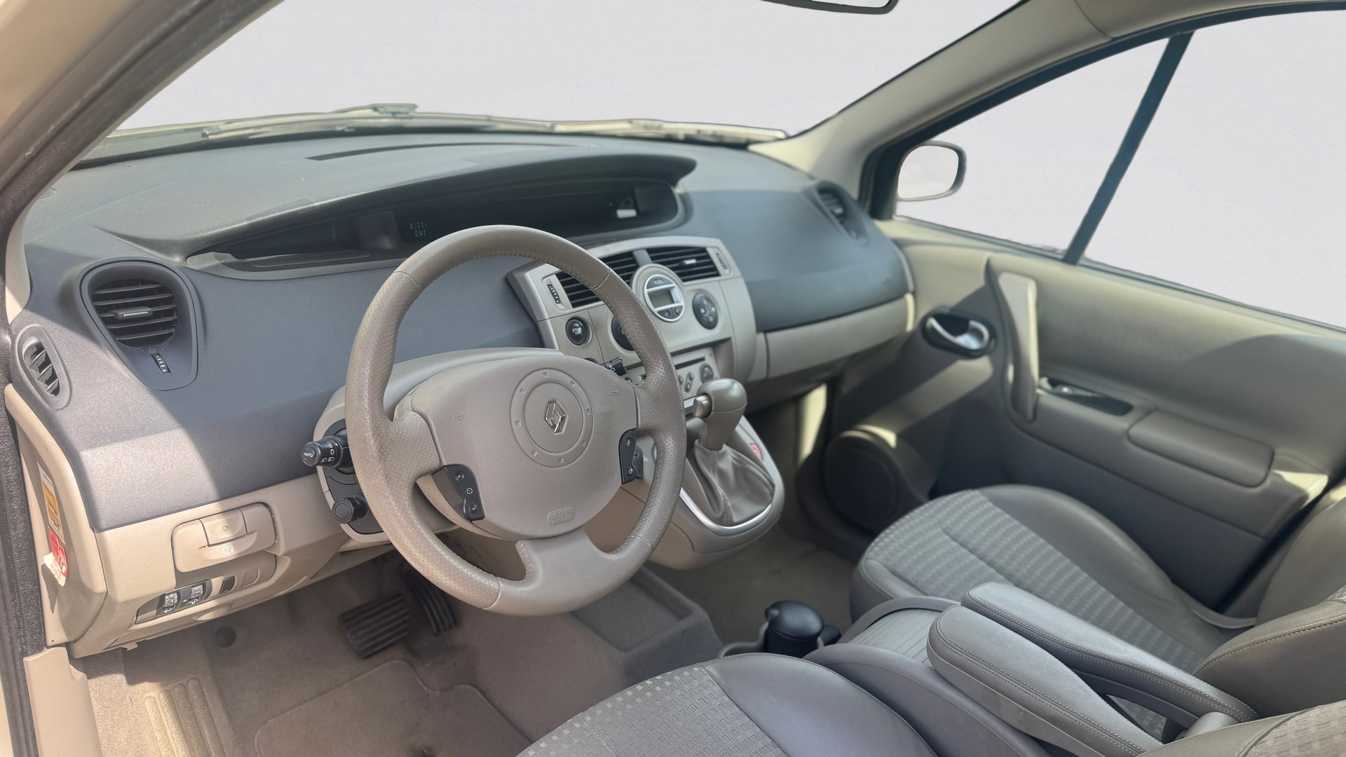 RENAULT Scénic 2.0 16V-image-17