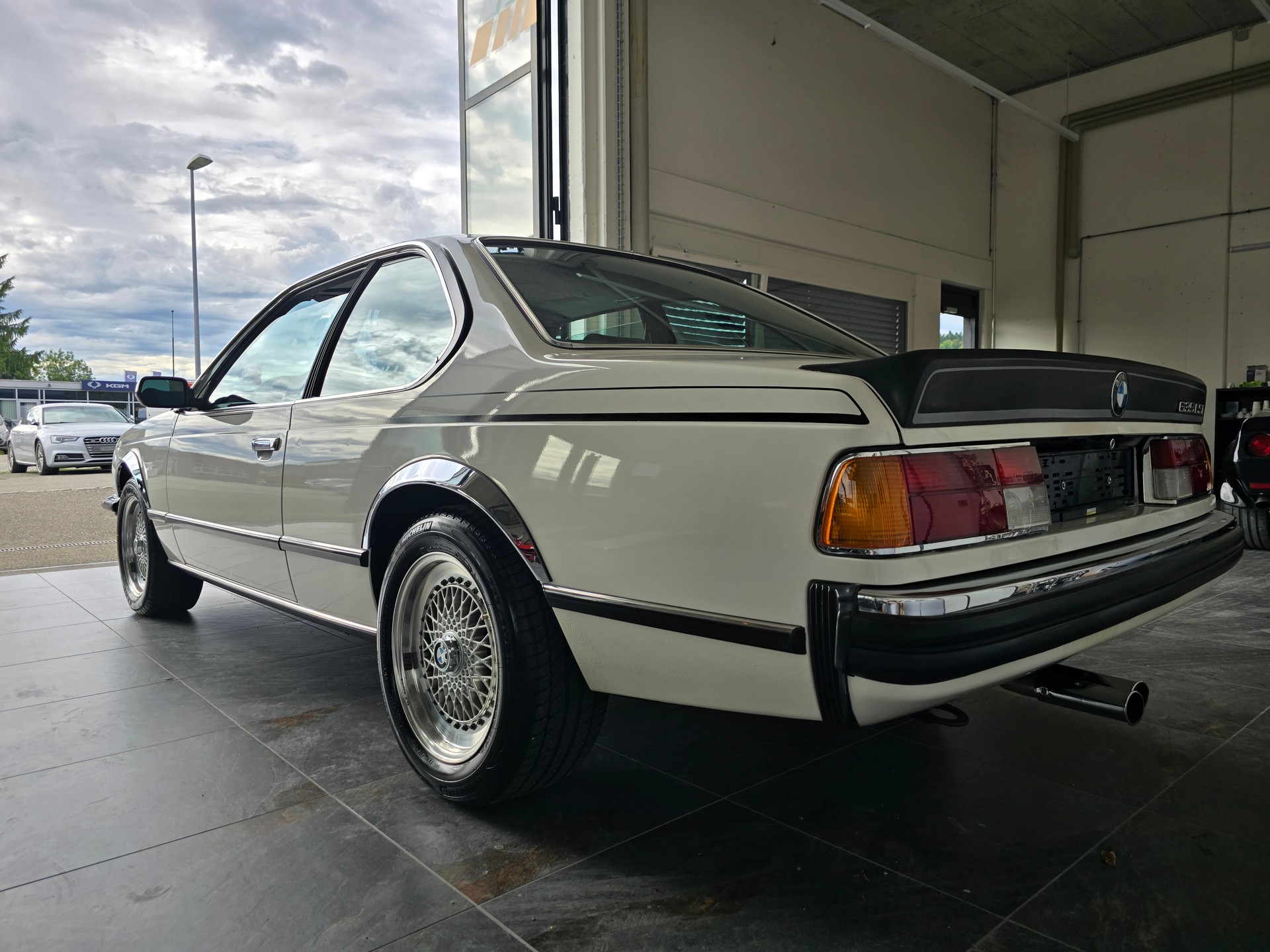 BMW CSi-showroom-element-2