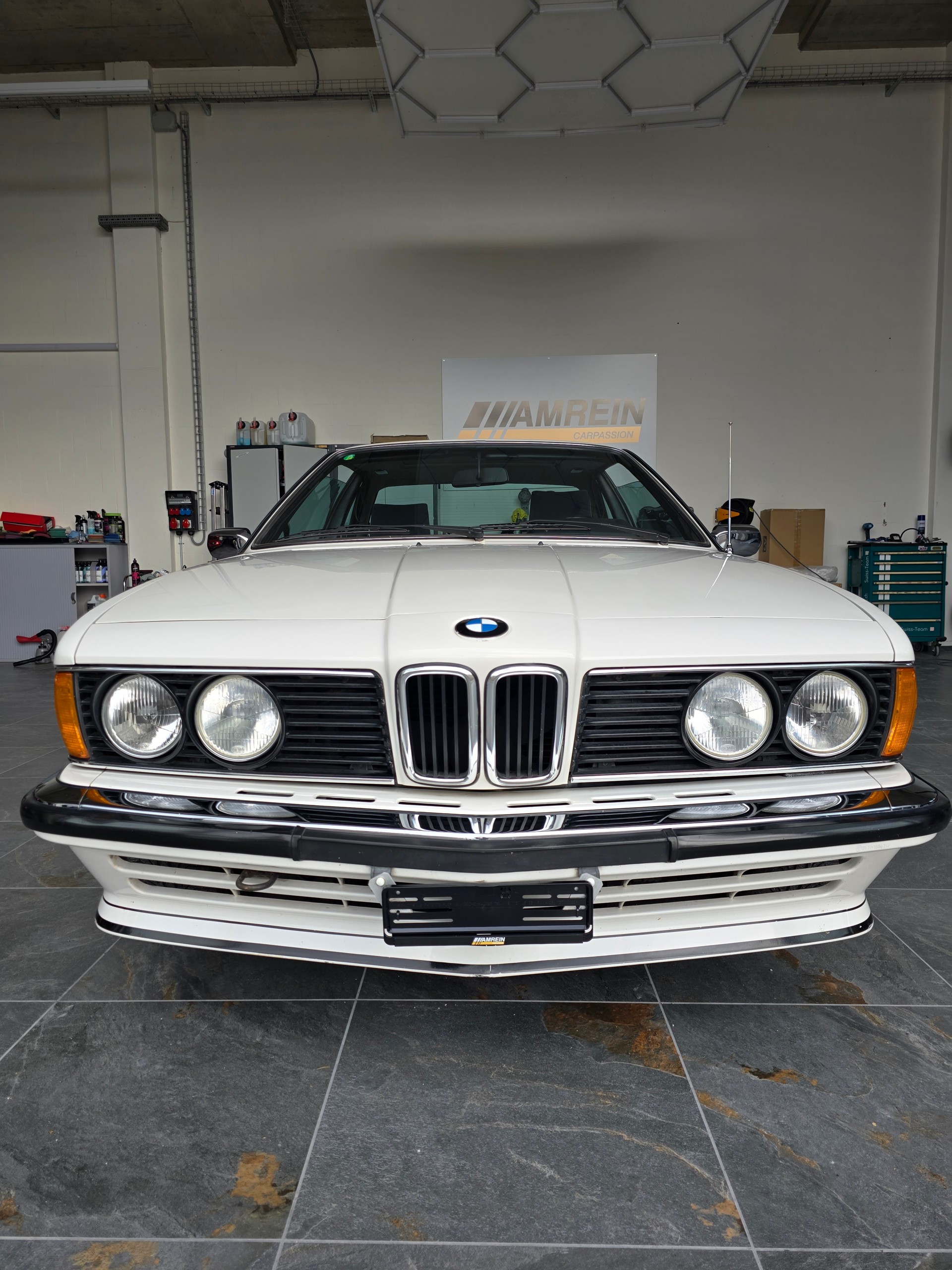 BMW CSi-showroom-element-3