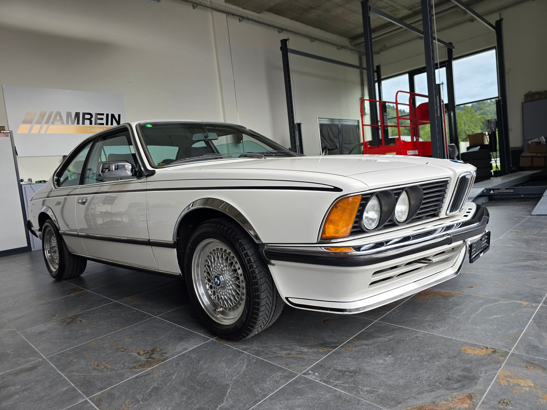 BMW CSi-showroom-element-1