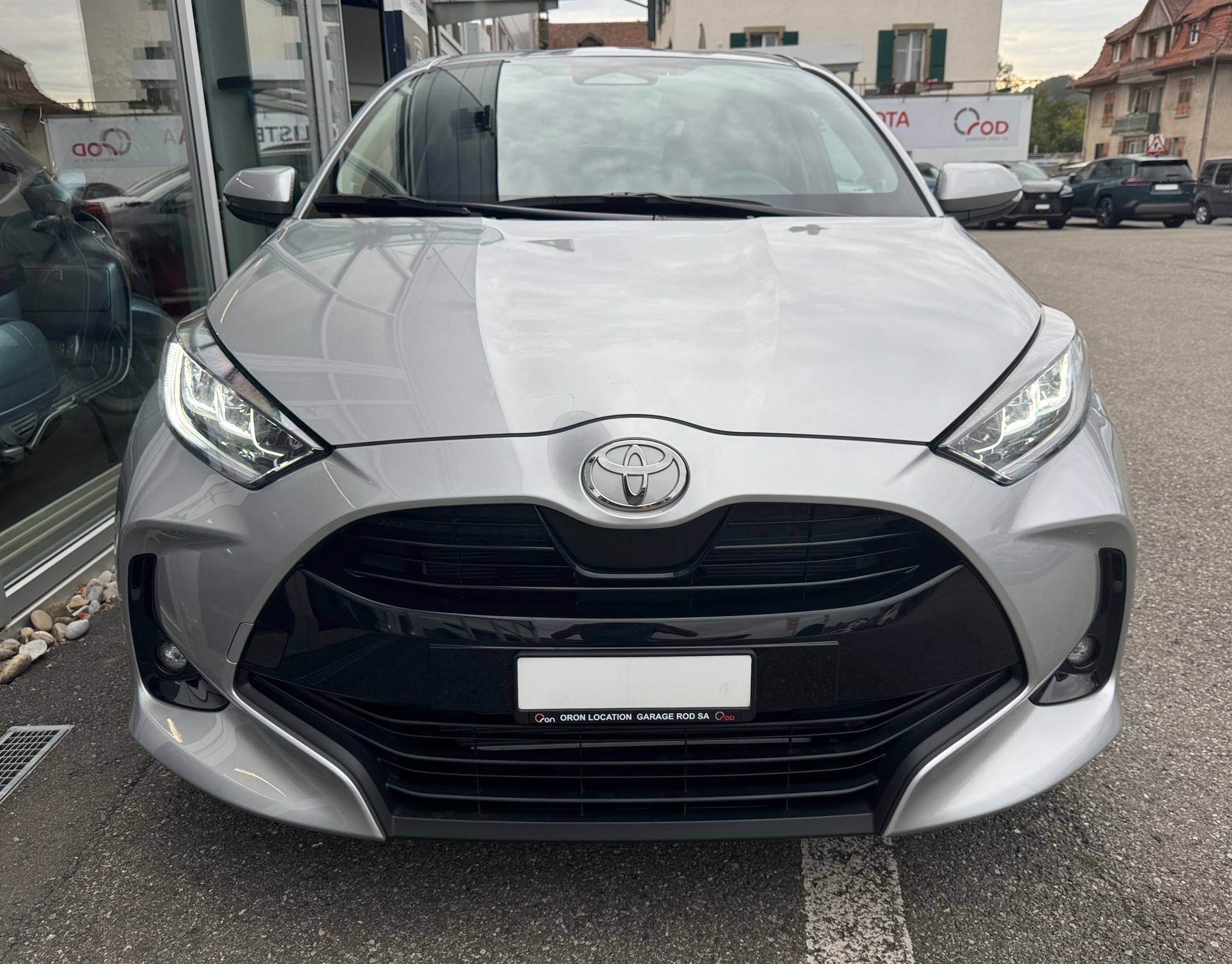 TOYOTA Yaris 1.5 Trend e-CVT-showroom-element-1
