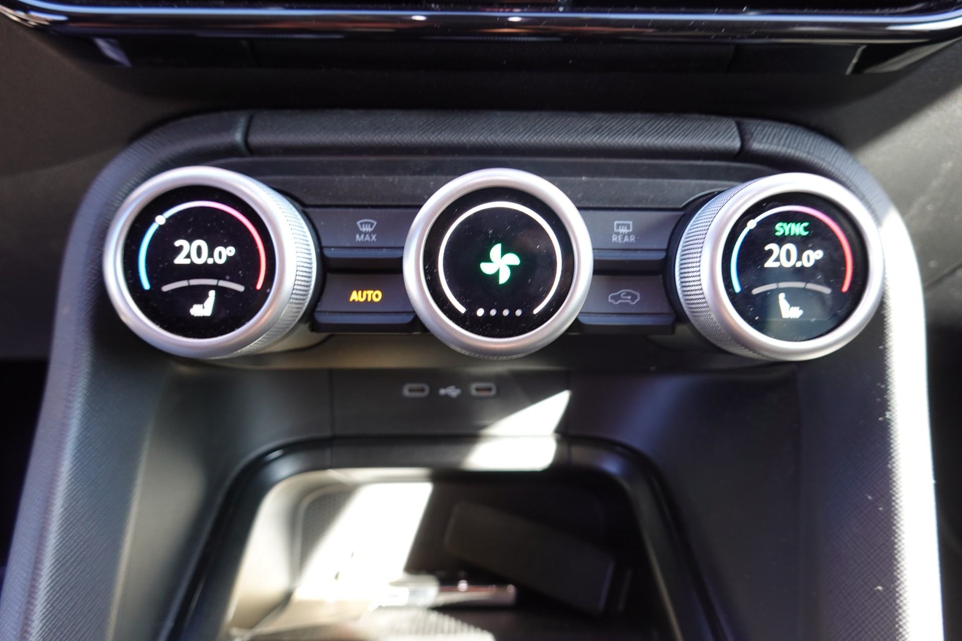 SKODA Kodiaq 1.5 TSI mHEV * 7 Places * Crochet remorque * Caméra * Tempomat Adaptatif * Clim Auto * Hayon Electrique *"-image-16
