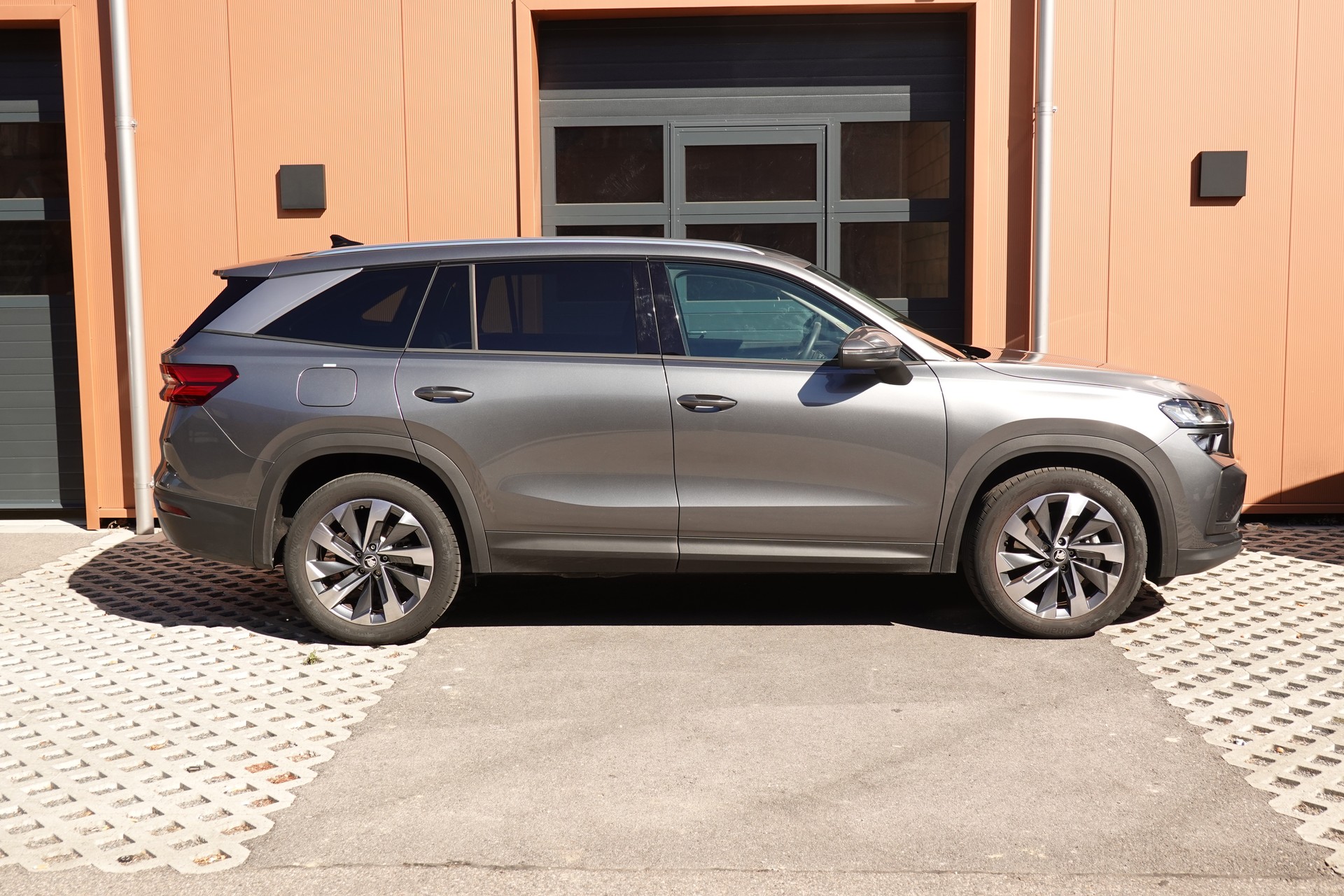 SKODA Kodiaq 1.5 TSI mHEV * 7 Places * Crochet remorque * Caméra * Tempomat Adaptatif * Clim Auto * Hayon Electrique *"-showroom-element-3