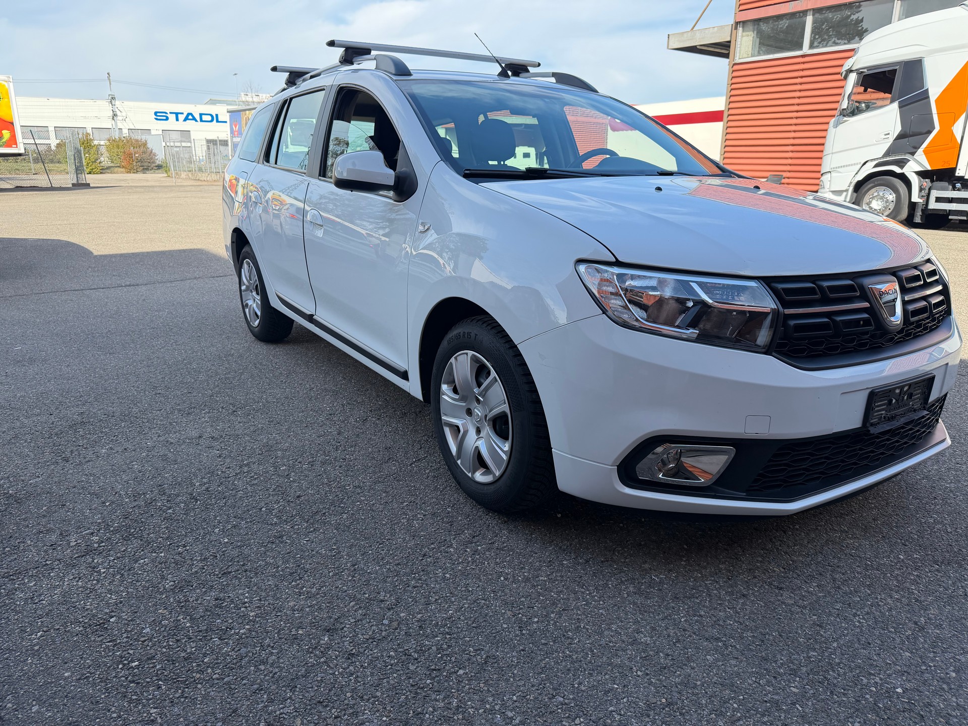 DACIA Logan MCV 0.9 Lauréate Automatic-image-1
