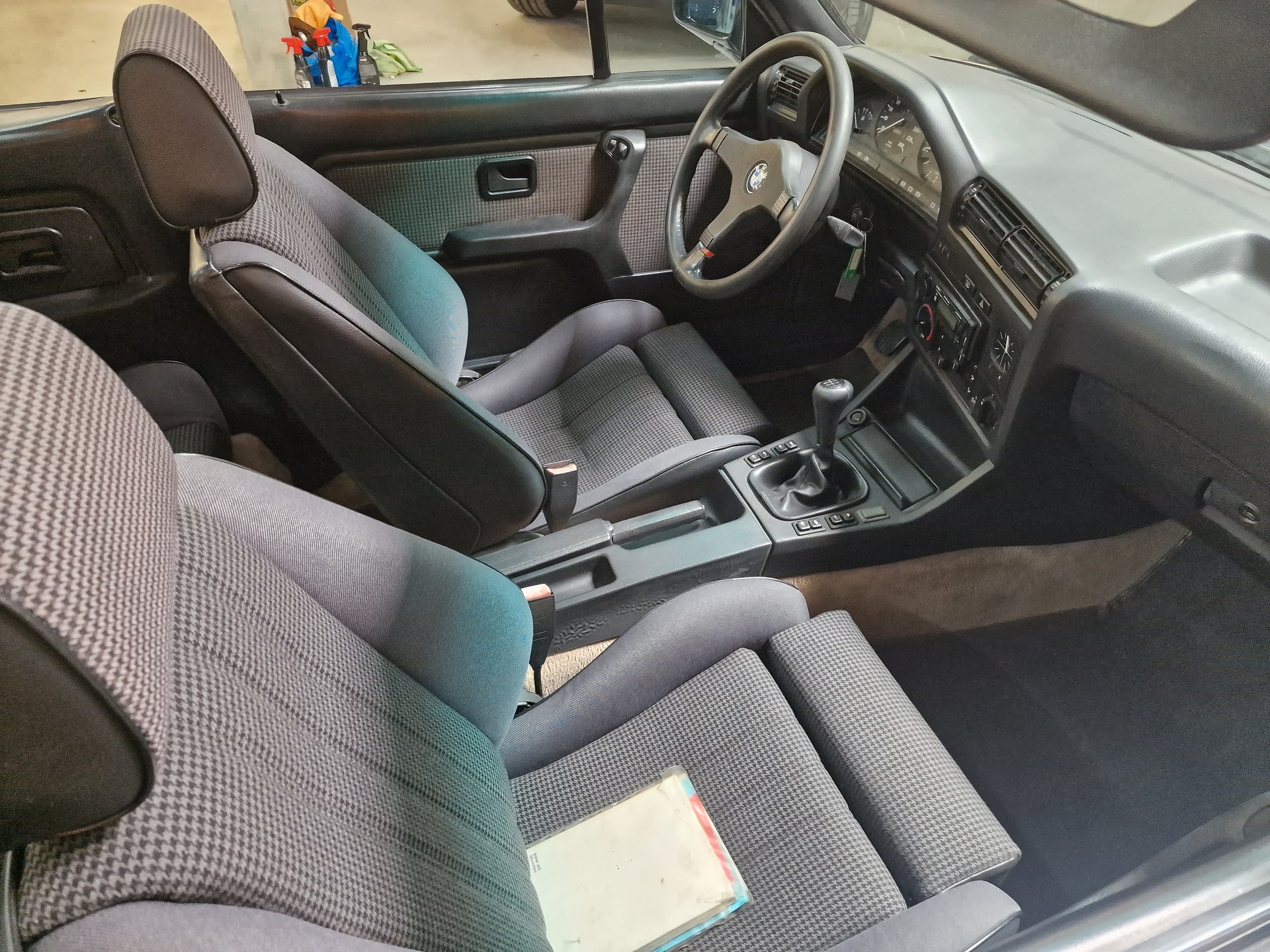 BMW 325i Cabrio-image-6