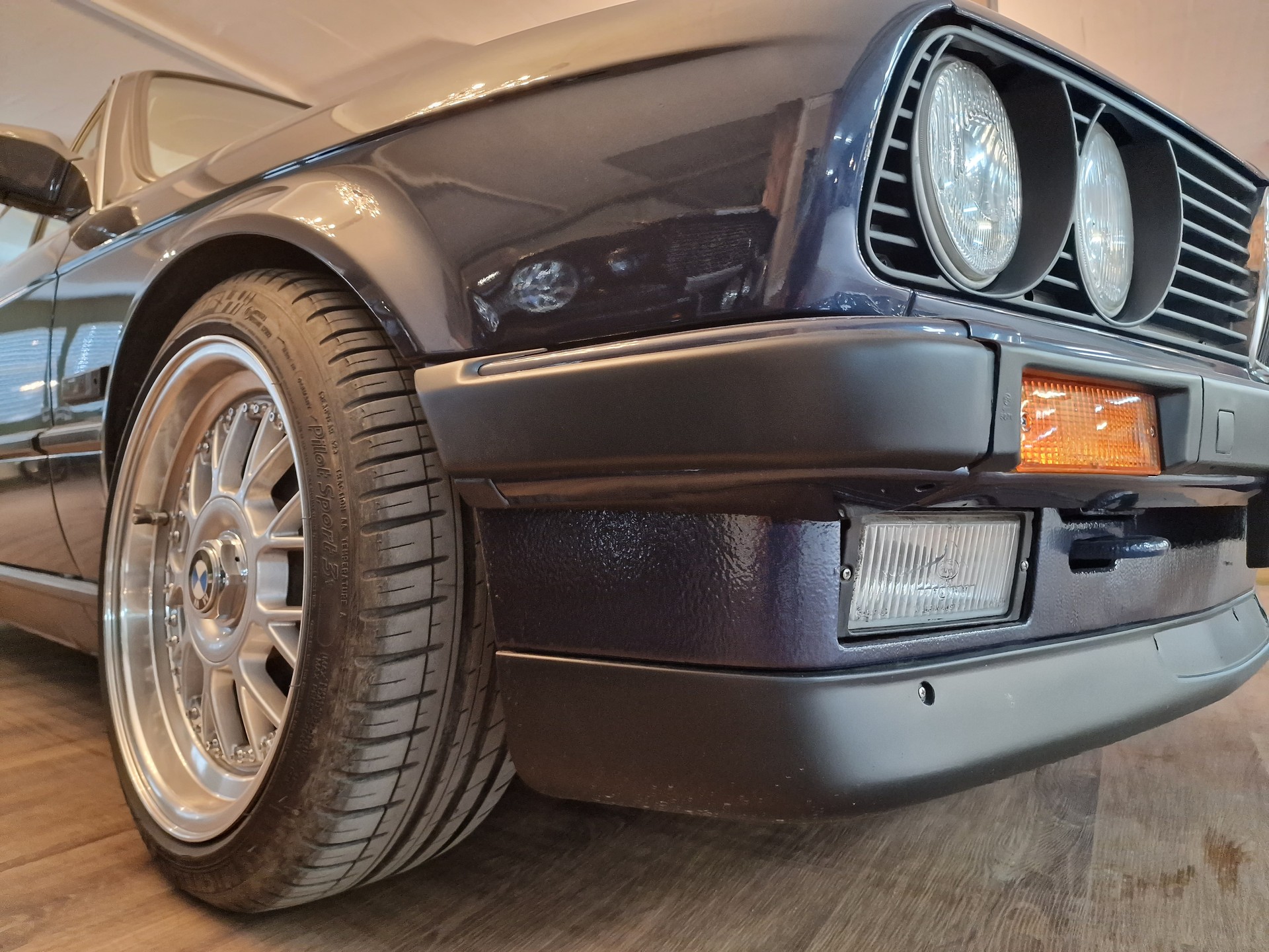 BMW 325i Cabrio-showroom-element-3