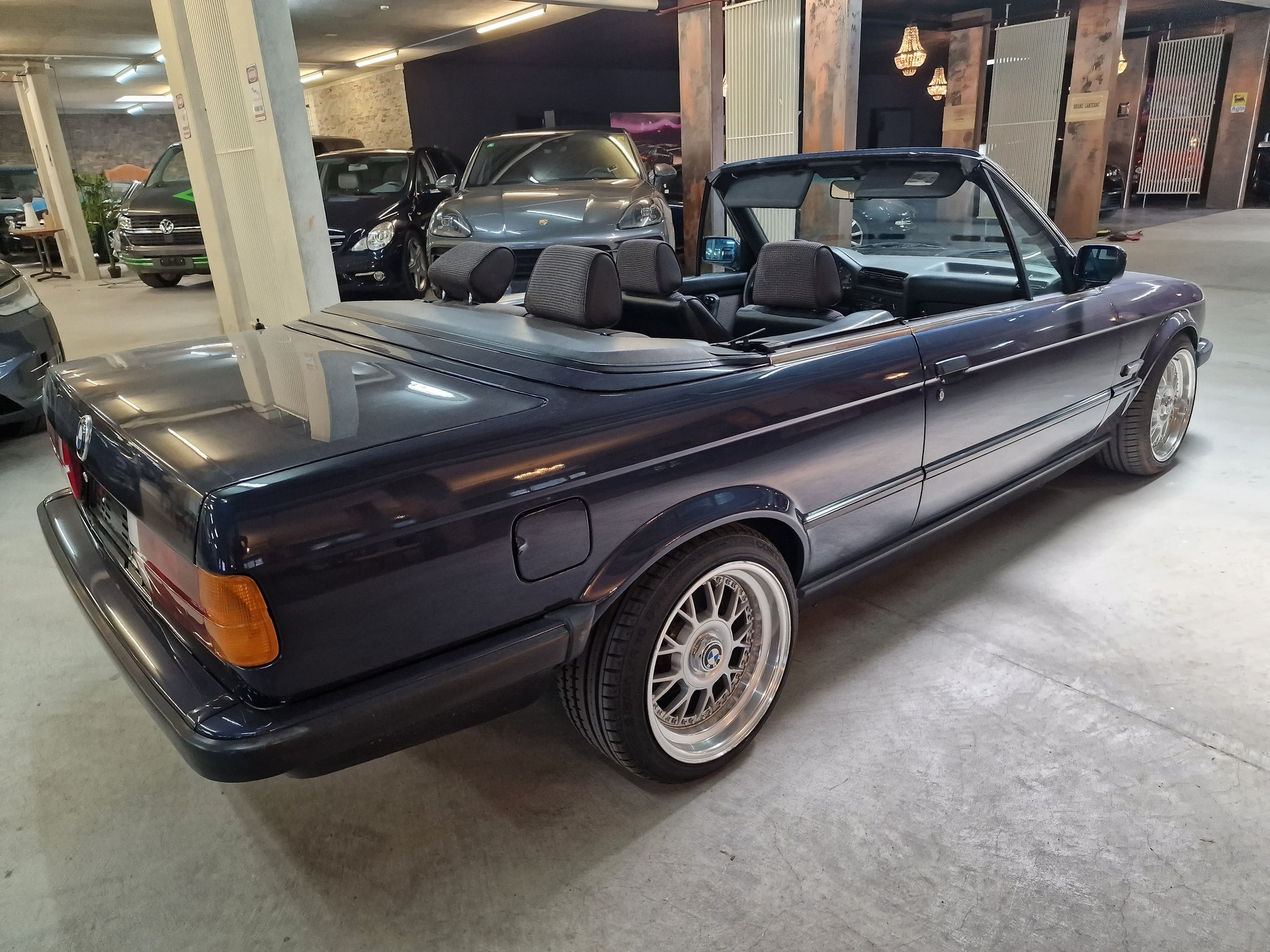 BMW 325i Cabrio-showroom-element-1