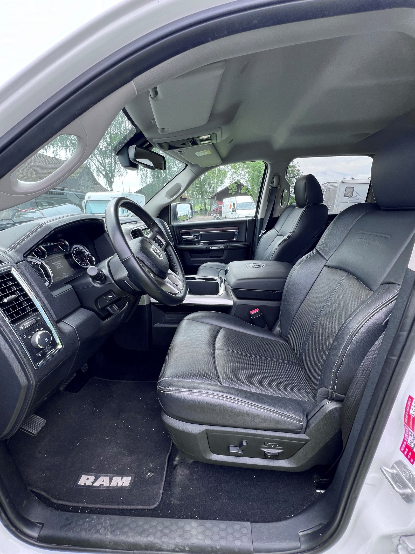 DODGE Laramie-image-5