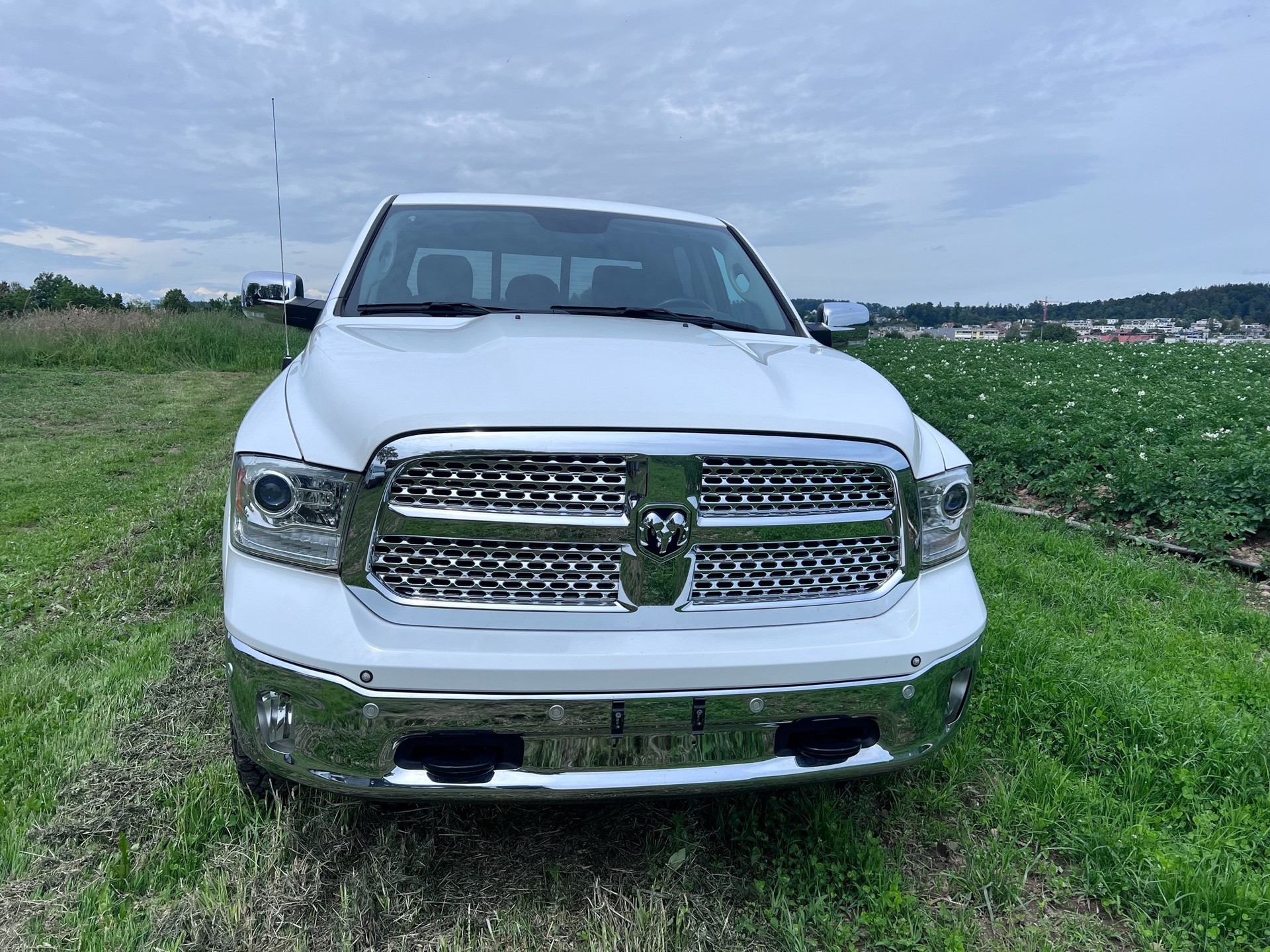 DODGE Laramie-image-9