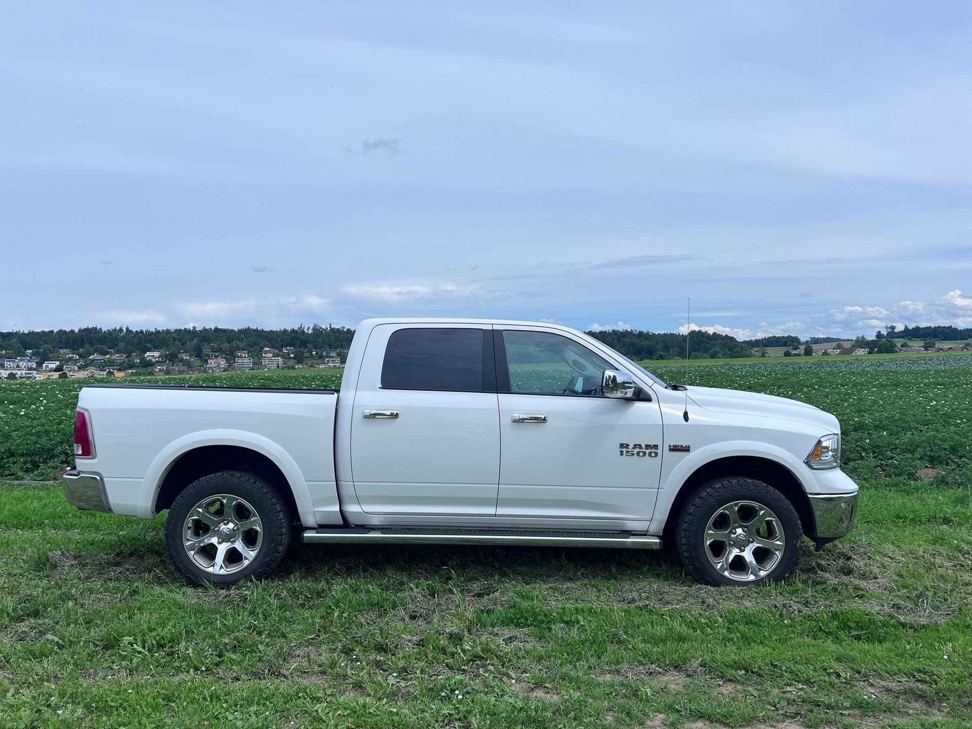 DODGE Laramie-image-10