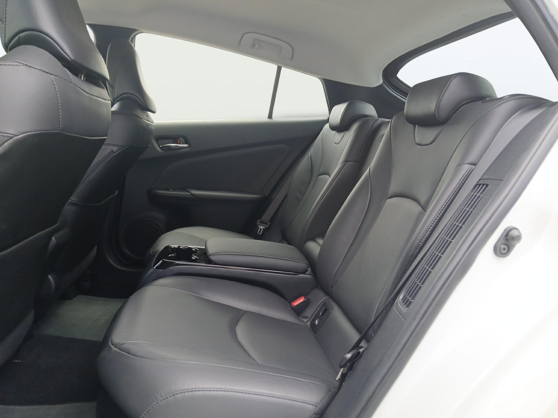 TOYOTA Prius 1.8 VVTi HSD Plug-In Premium-image-10